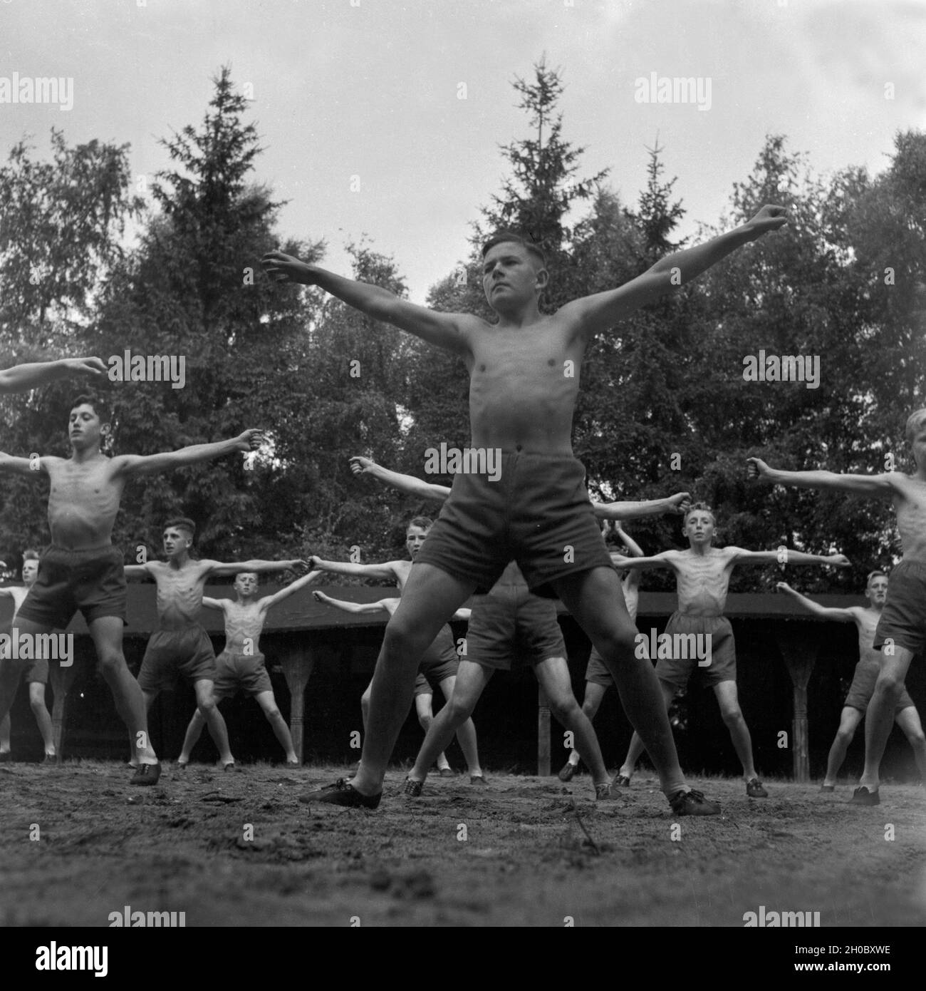 Die Jungen vom Landjahr Lager in Bevensen beim Frühsport, Deutschland 1930er Jahre. The boys of the Hitler youth camp at Bevensen doing their early morning exerising, Germany 1930s. Stock Photo