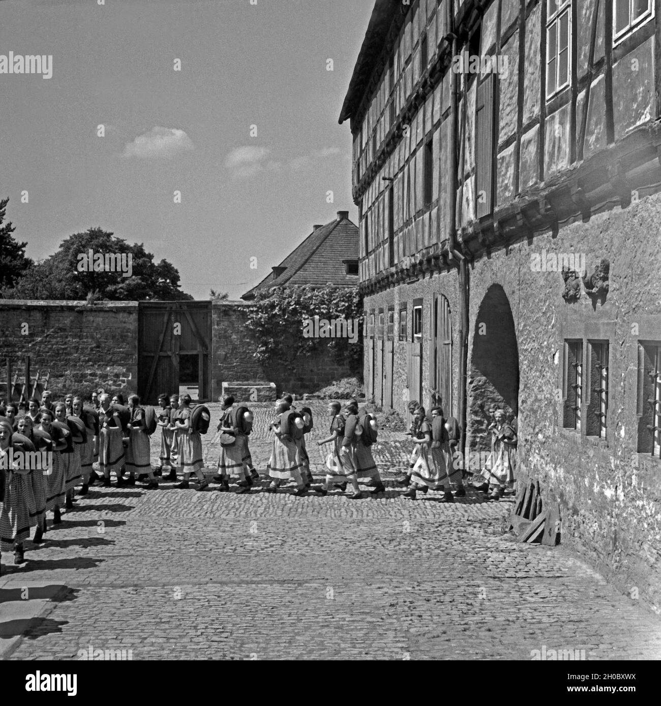 BdM Mädel beim Ausmarsch aus dem Landjahr Lager in Polle an der Weser, Deutschland 1930er Jahre. BdM girls marching out of their camp at Polle, Germany 1930s. Stock Photo