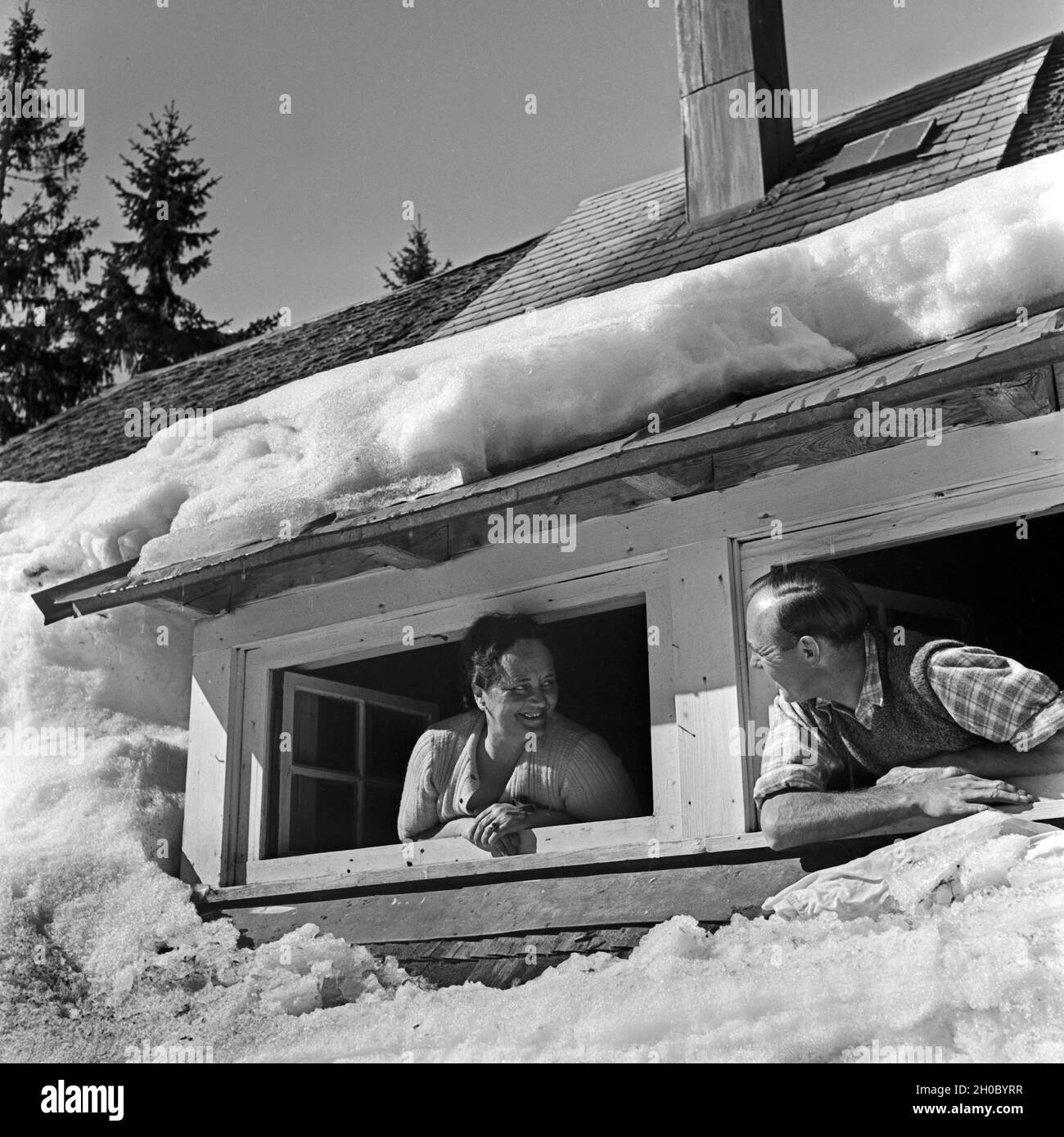 Eine Frau Und Ein Mann Unterhalten Sich Aus Ihren Dachfenstern Deutschland 1930er Jahre A Man