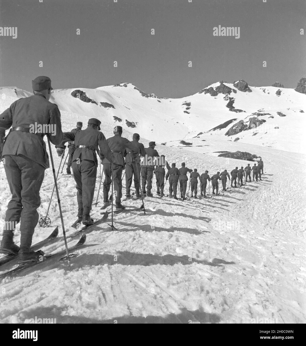 Gebirgsjäger in einem Skigebiet in Bayern, Deutsches Reich 1930er Jahre.The mountain infantry  in a Ski region in Bavaria, Germany 1930s. Stock Photo