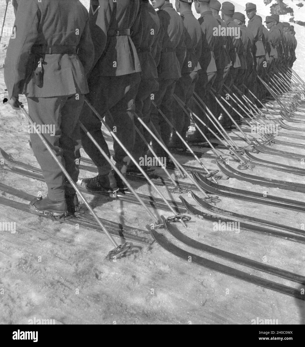 Gebirgsjäger in einem Skigebiet in Bayern, Deutsches Reich 1930er Jahre.The mountain infantry  in a Ski region in Bavaria, Germany 1930s. Stock Photo