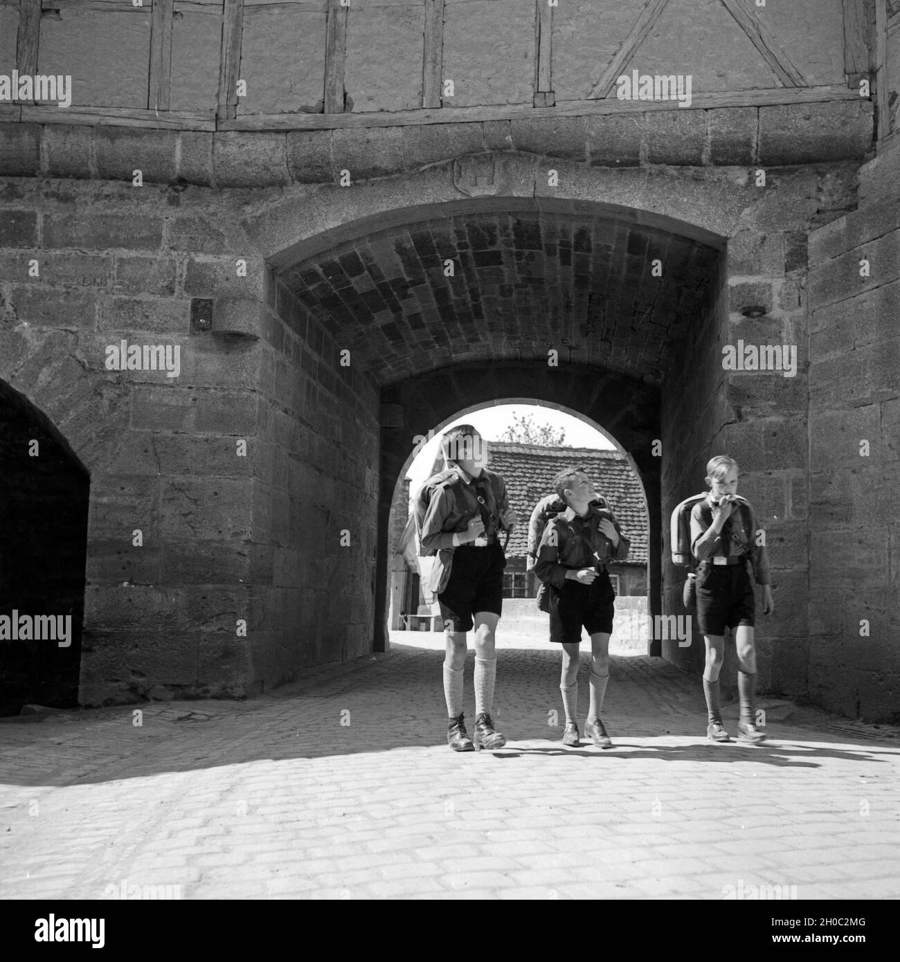 Drei Hitlerjungen besichtigen das historische Rothenburg ob der Tauber, Deutschland 1930er Jahre. Three Hitler youths sightseeing at Rotheburg ob der Tauber, Germany 1930s. Stock Photo