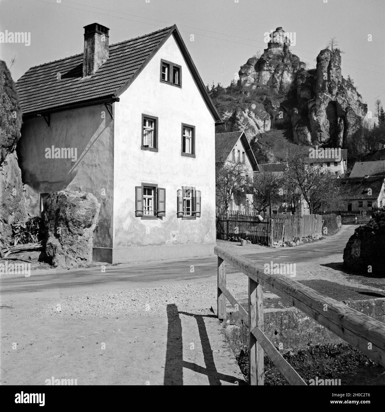 Blick in die Ortschaf Tüchersfeld in der Fränkischen Schweiz, Deutschland 1930er Jahre. View to the village Tuechersfeld at Franconian Switzerland, Germany 1930s. Stock Photo