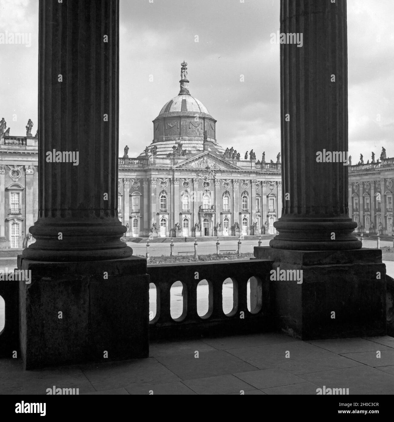 Blick durch zwei Säulen auf das Neue Palais in Potsdam, Deutschland 1930er Jahre. View between two columns to the New Palace at Potsdam, Germany 1930s. Stock Photo