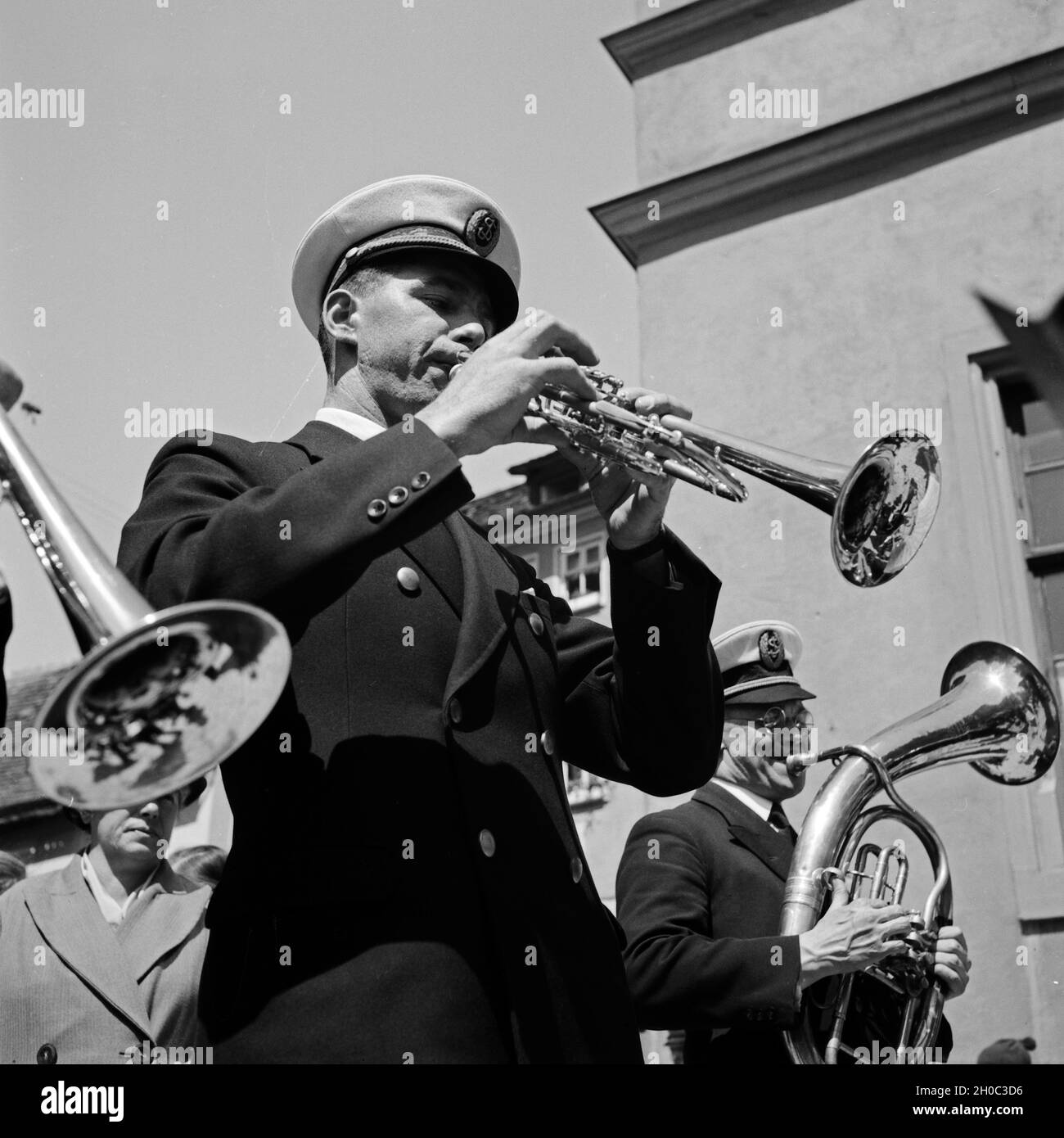Trompeter bei einem Festumzug, Deutschland 1930er Jahre. Trumpet player