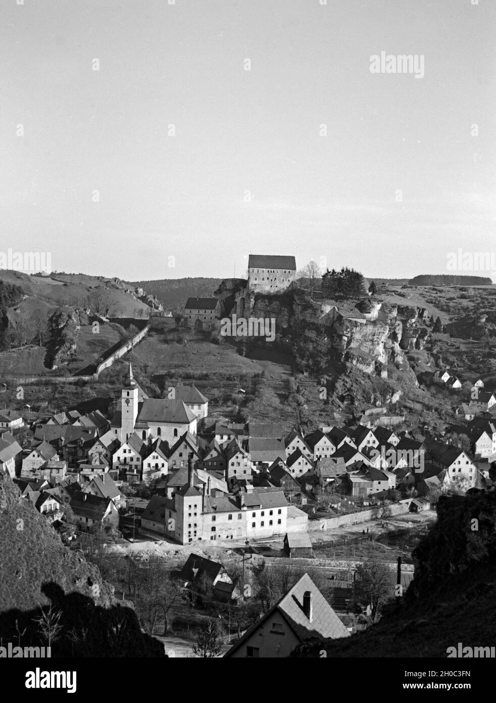 Blick auf die Ortschaft Pottenstein in Oberfranken, Deutschland 1930er Jahre. View to the town of Pottenstein in Upper Franconia, Germany 1930s. Stock Photo