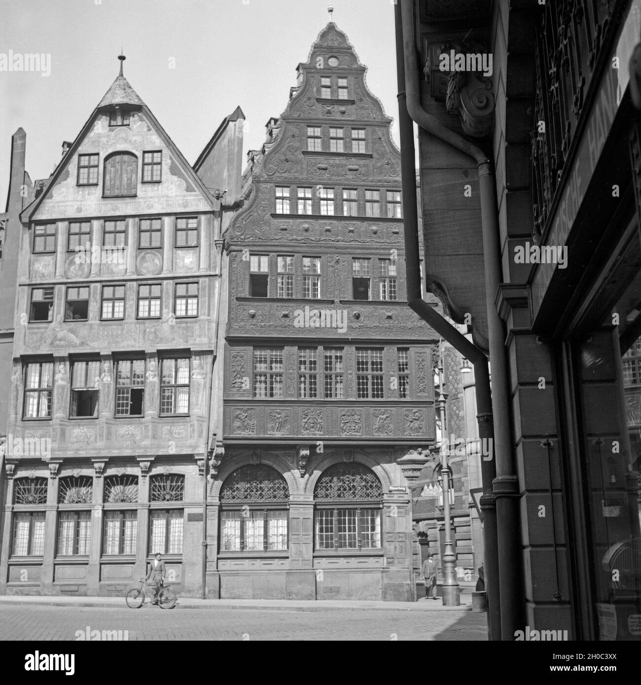 Häuserzeile am Römerberg in der Altstadt von Frankfurt am Main, Deutschland 1930er Jahre. Row of houses at the Roemerberg in the old city of Frankfurt, Germany 1930s. Stock Photo