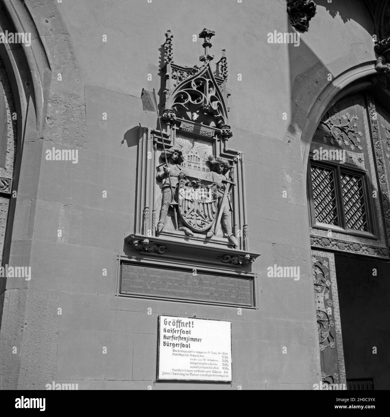 Stadtwappen und Eintrittpreise am Eingang zum Römer in Frankfurt am Main, Deutschland 1930er Jahre. coat of arms and admission prices at the entrance to the Roemer at Frankfurt, Germany 1930s. Stock Photo