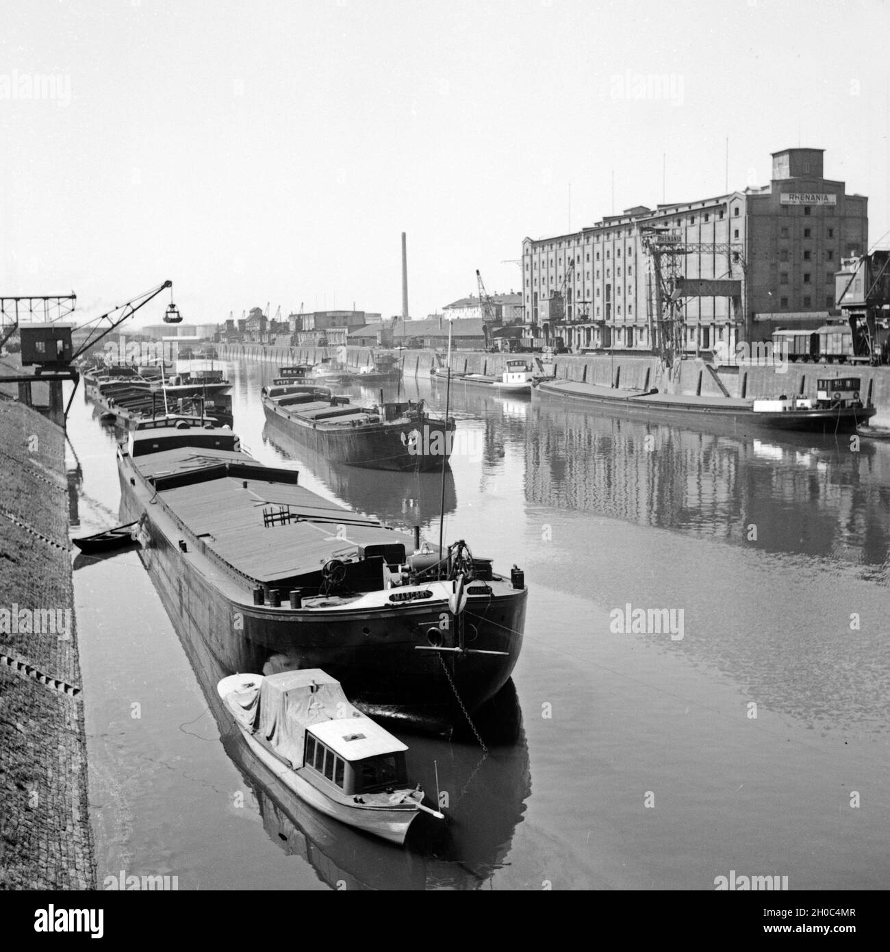 Im Hafen von Ludwigshafen am Rhein, Deutschland 1930er Jahre. At Ludwigshafen harbor, Germany 1930s. Stock Photo