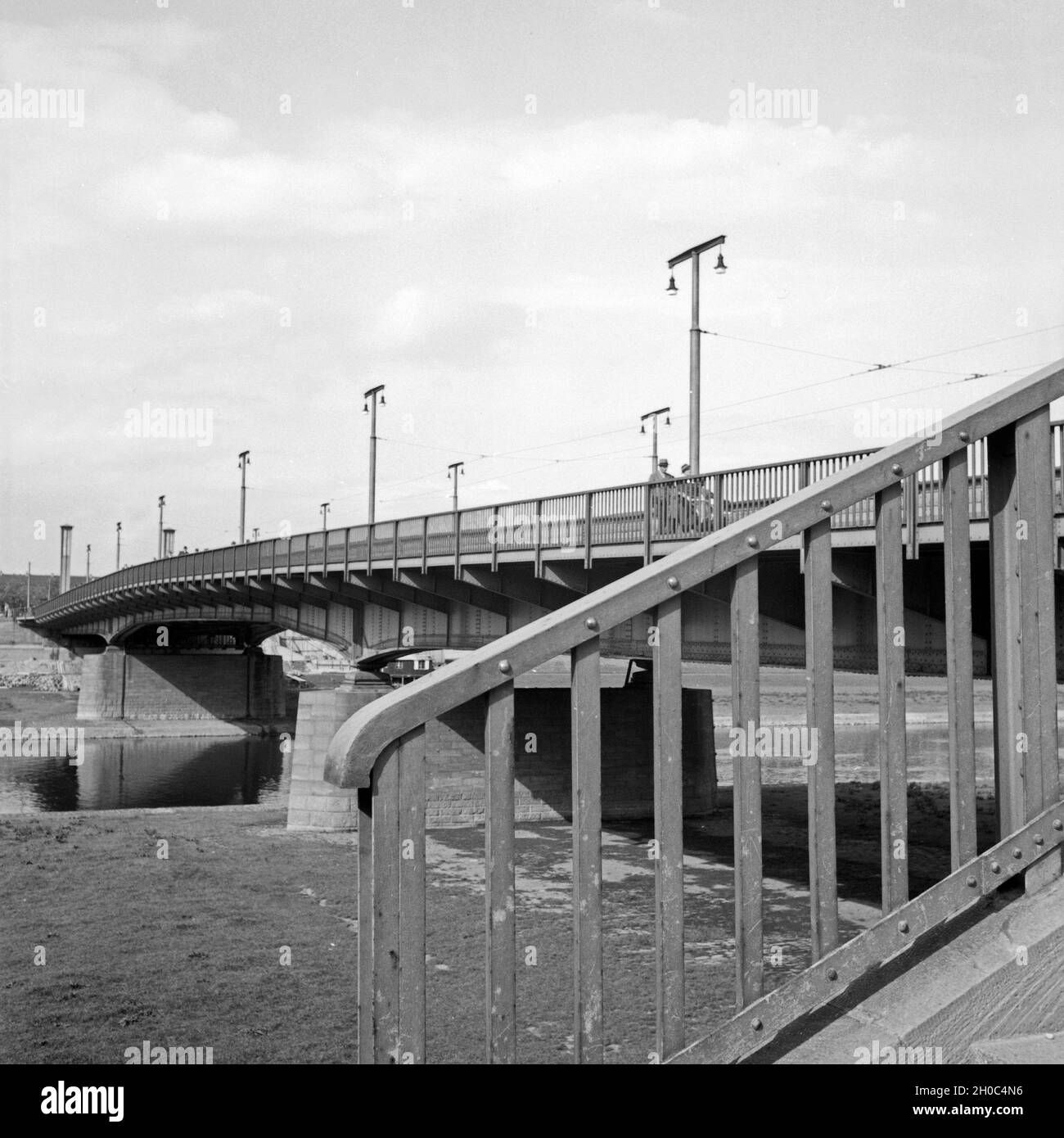 Die Brücke über den Rhein verbindet die Städte Mannheim und Ludwigshafen, Deutschland 1930er Jahre. The bridge over river Rhine connects the cities of Mannheim and Ludwigshafen, Germany 1930s. Stock Photo