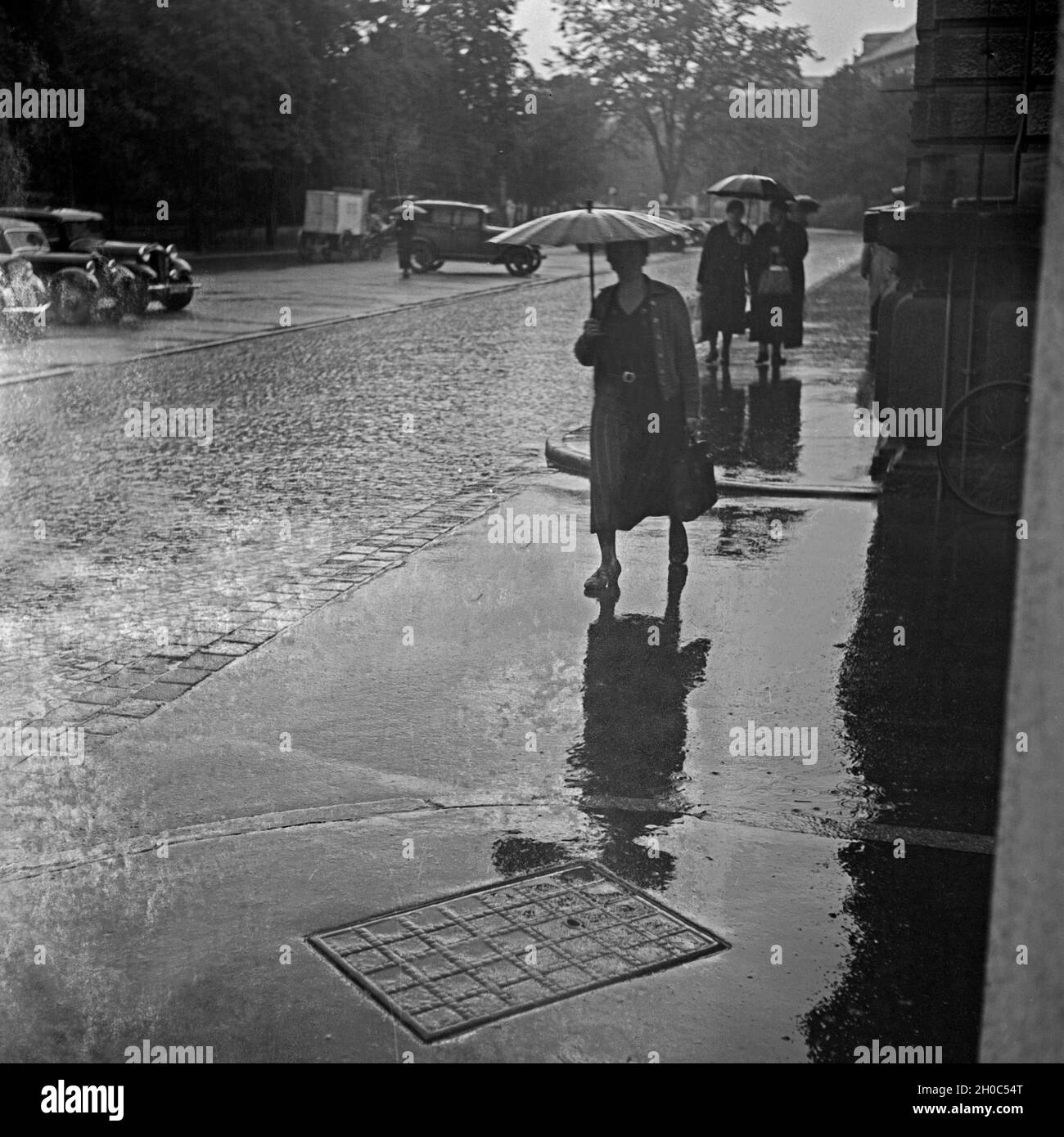 Deutschland 1930er jahre woman in the rain under an umbrella hi-res stock  photography and images - Alamy