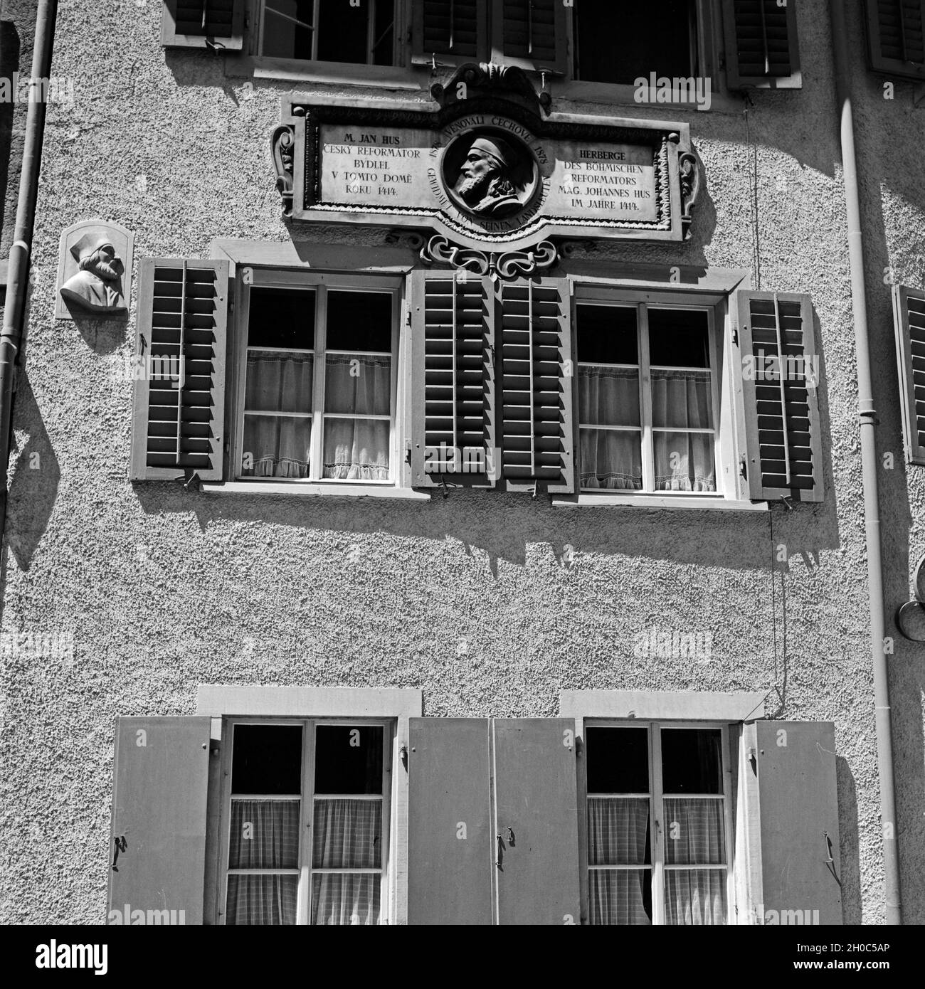 In diesem Haus hat der tschechische Reformator Jan Hus 1444 in Konstanz übernachtet, Deutschland 1930er Jahre. Czech religious reformer spent a night at Constance in this house in 1444, Germany 1930s. Stock Photo