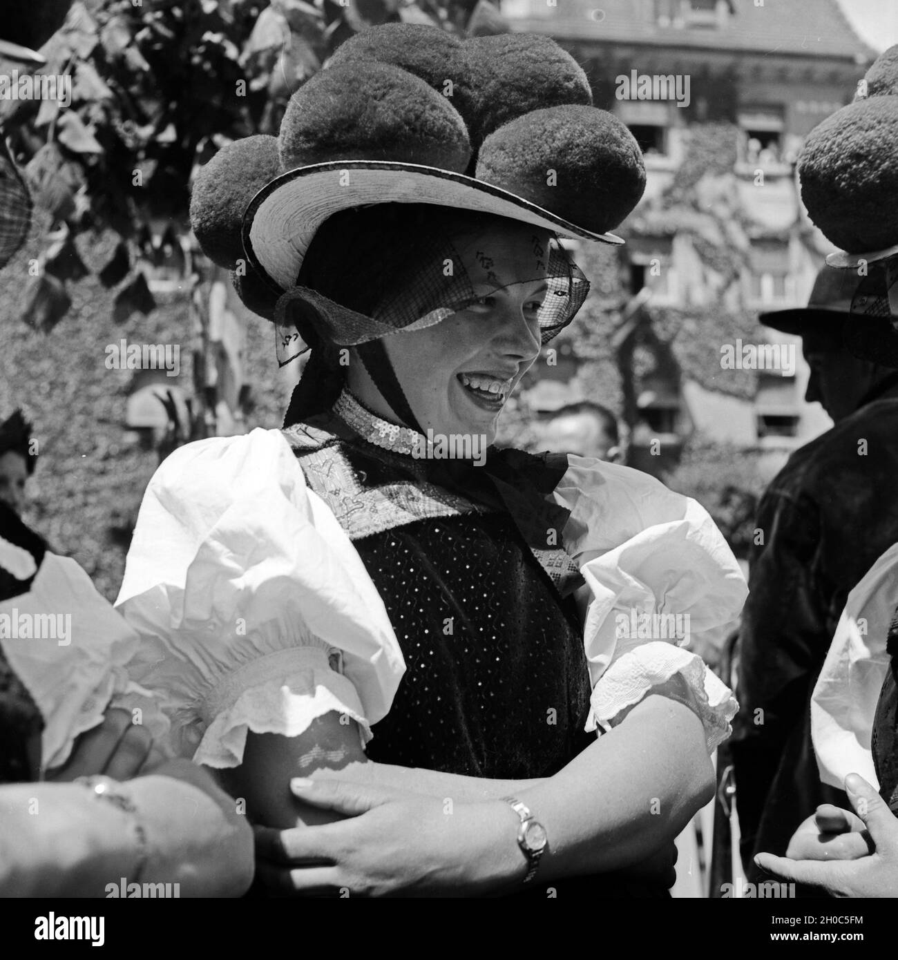 Mädchen mit Tracht aus dem Schwarzwald bei einem Trachtenumzug durch die Straßen von Konstanz, Deutschland 1930er Jahre. Girls wearing array of the Black Forest area at a traditional costume parade through the streets of Constance, Germany 1930s. Stock Photo