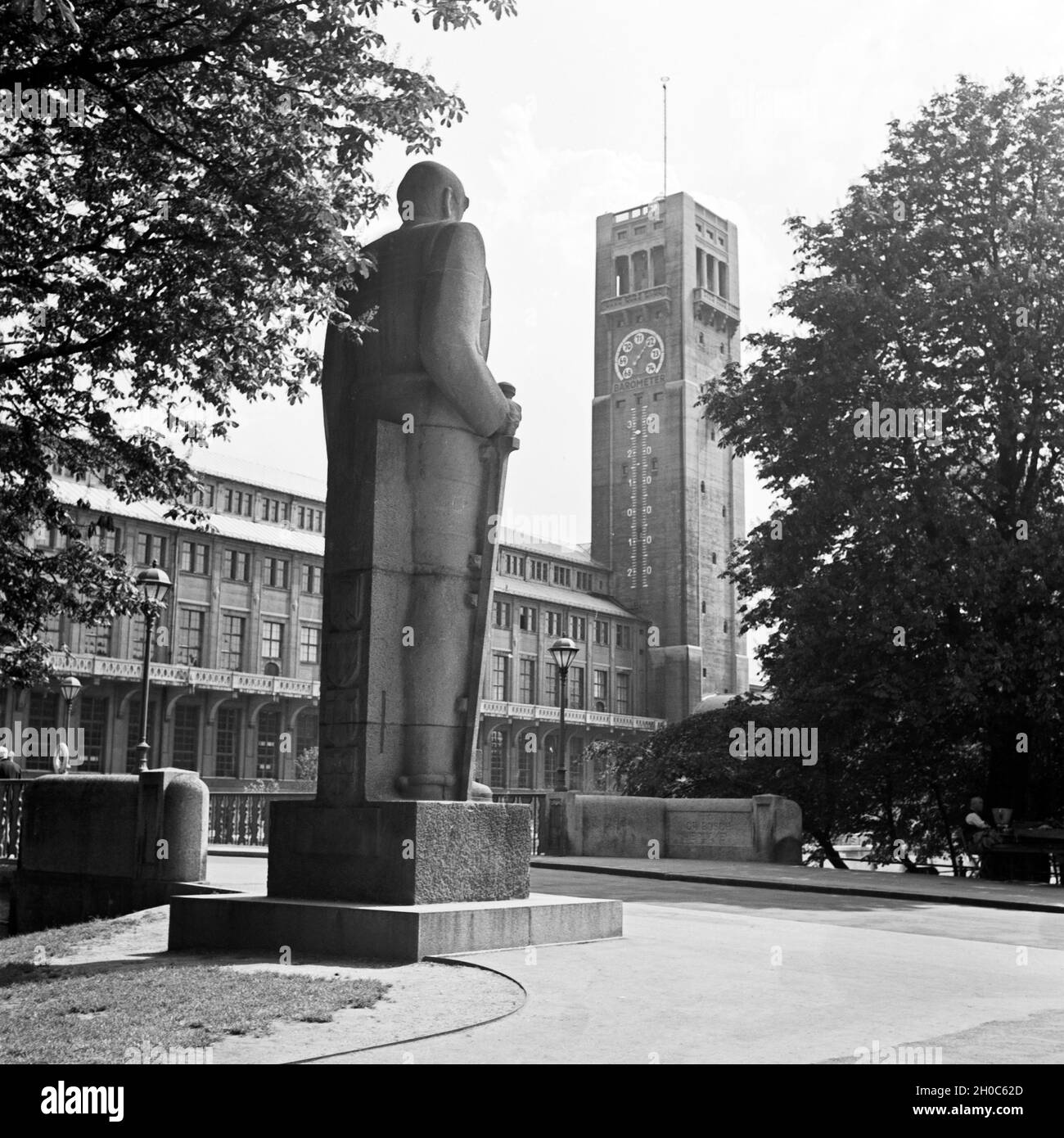 Das Bismarck Denkmal gegenüber vom Deutschen Museum in München, Deutschland 1930er Jahre. The Bismarck monument with view to the Deutsches Museum at Munich, Germany 1930s. Stock Photo