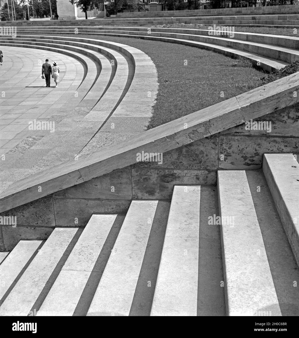 Ein Paar spaziert vor den Rängen des Reichsparteitagsgeländes in Nürnberg, Deutschland 1930er Jahre. A couple strollin at the seats of the Reichsparteitagsgelände at Nuremberg, Germany 1930s. Stock Photo