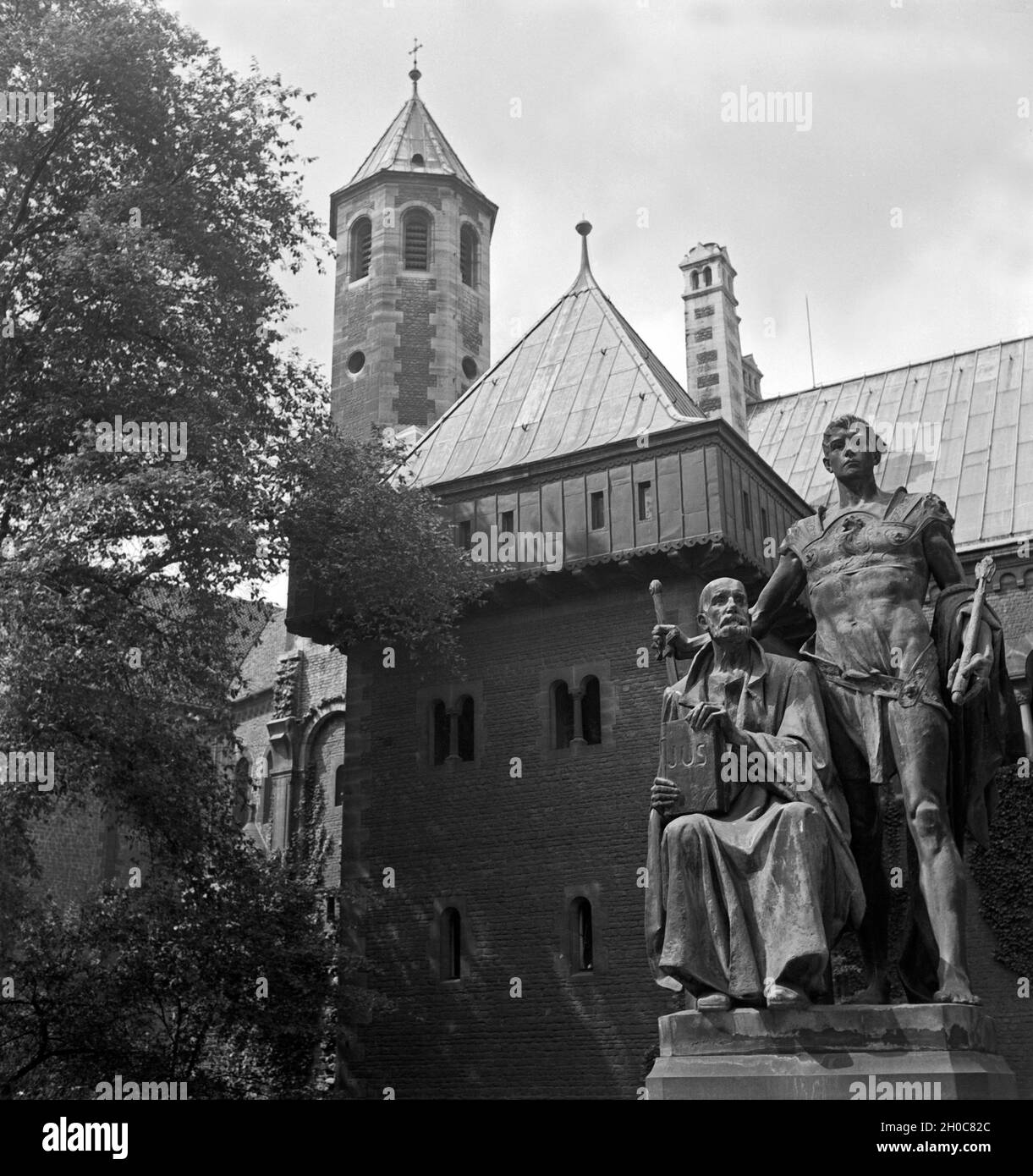 Skulpturengruppe im Garten der Burg Dankwarderode in Braunschweig, Deutschland 1930er Jahre. Group of sculptures at the gardens of Dankwarderode castle at Braunschweig, Germany 1930s. Stock Photo