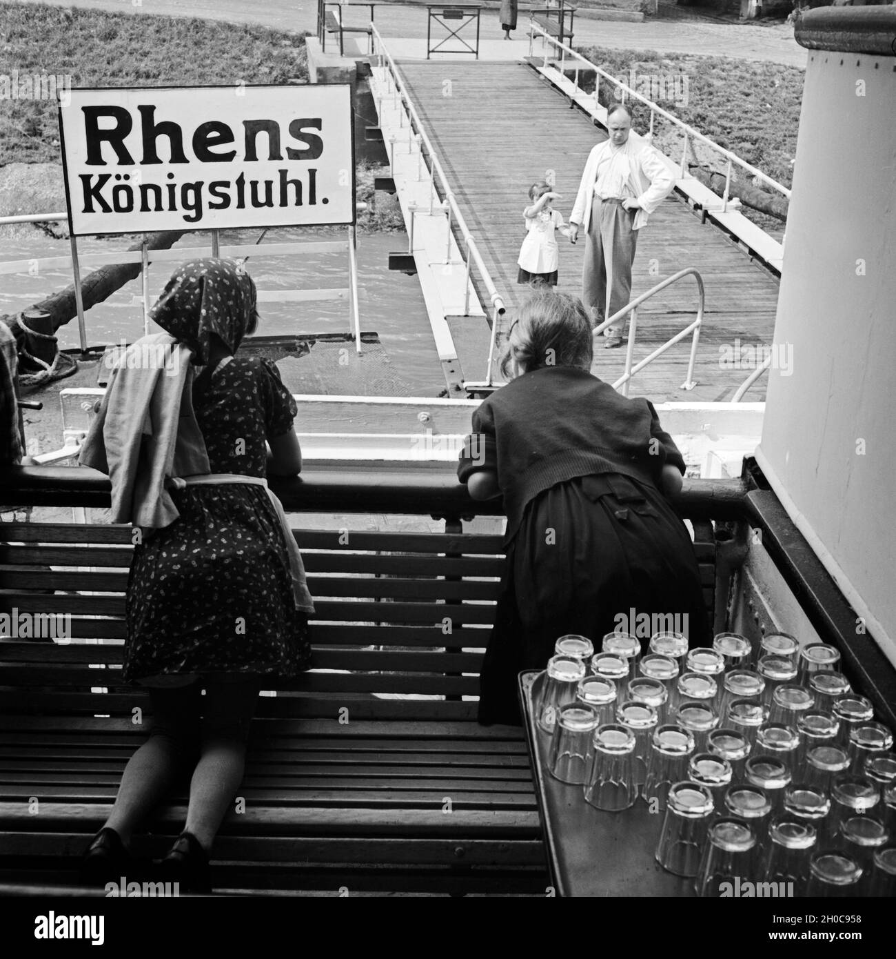 Ein schiff der weissen flotte der koln dusseldorfer vor rhens hires