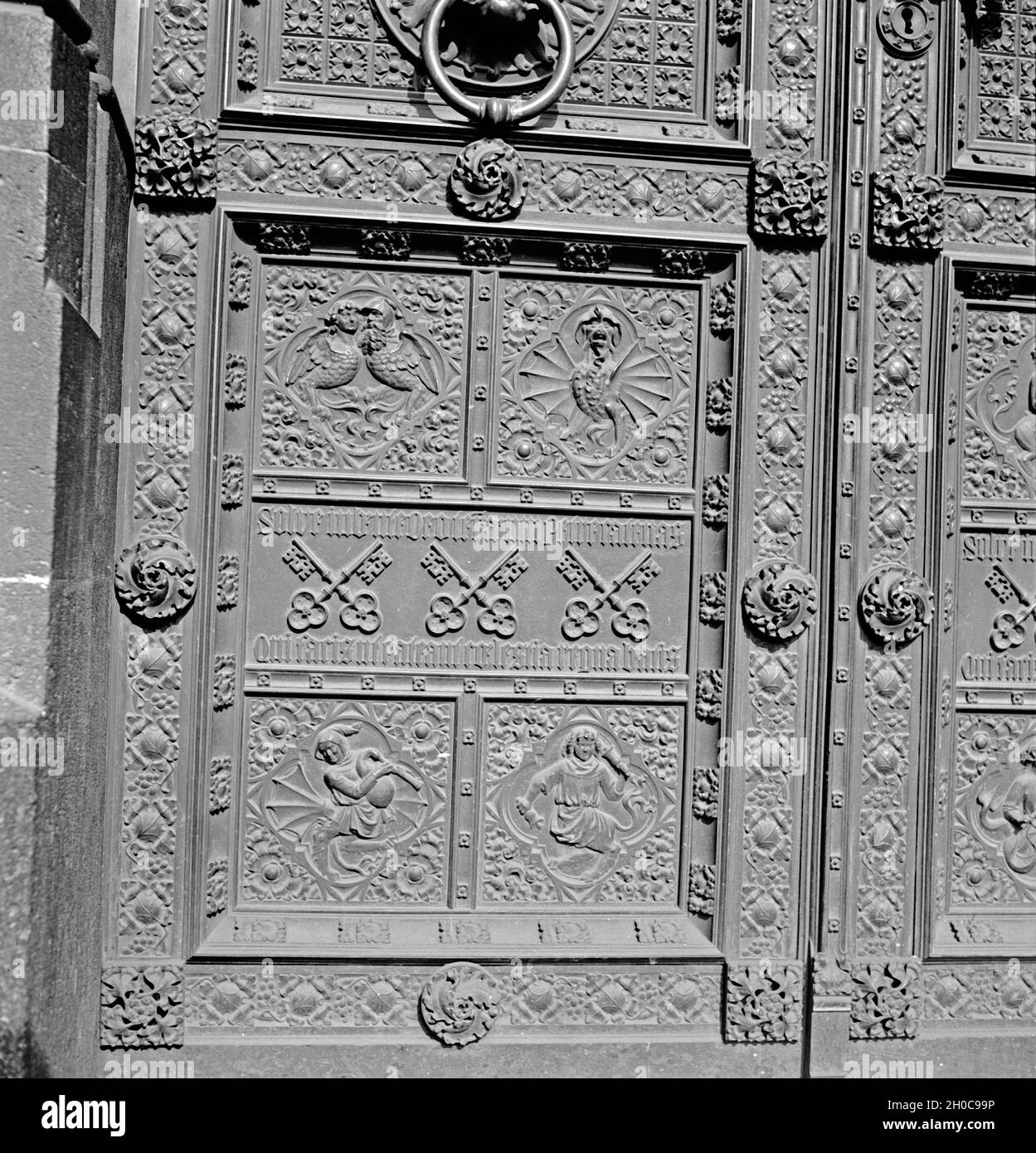 Lateinische Inschrift an einer der Eingangstüren des Hohen Domes zu Köln, 1930er Jahre. Latin inscriptions on the entrance of the Cologne cathedral, 1930s. Stock Photo