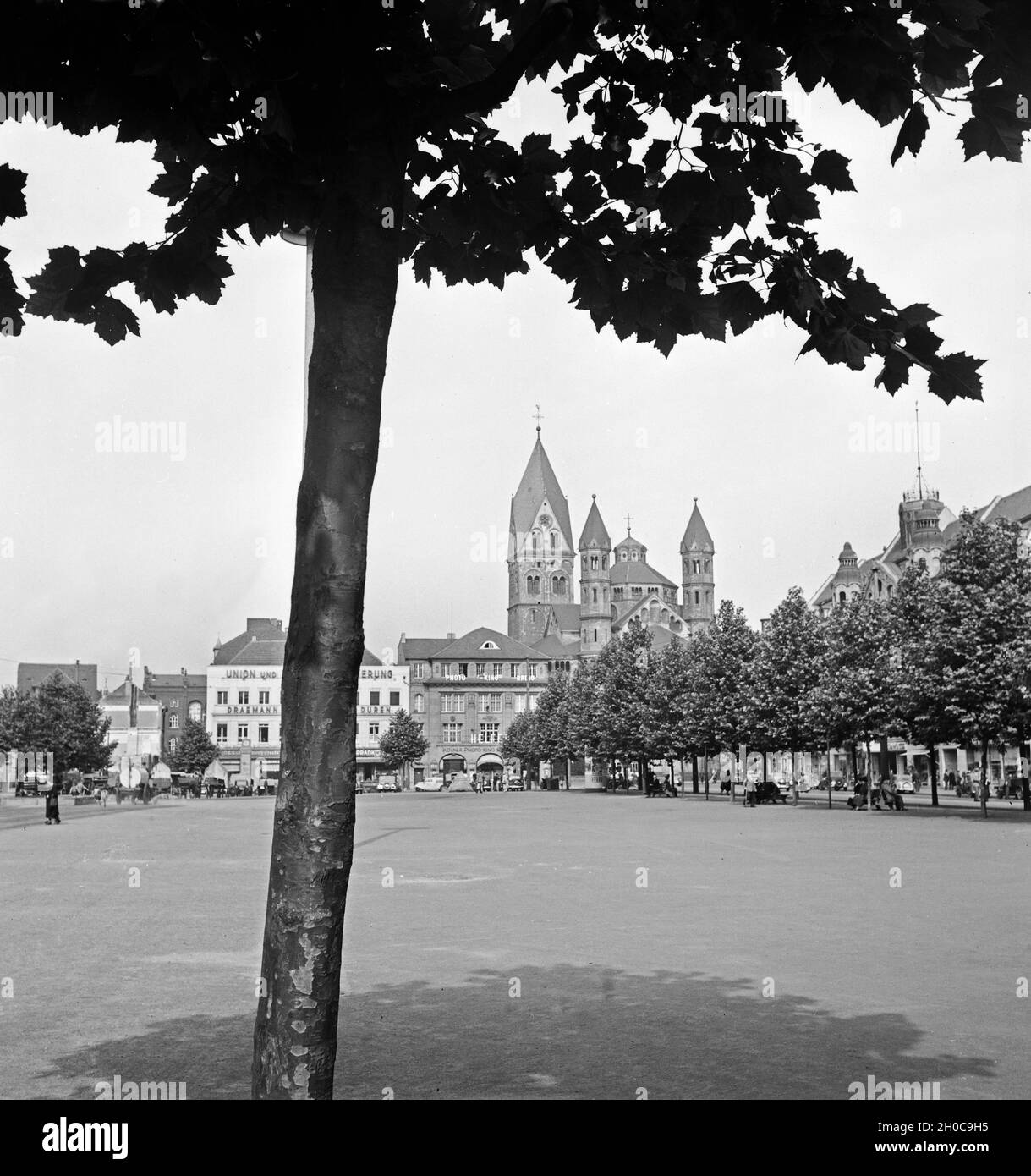 Der zentrale Platz in Köln, der Neumarkt, mit der Kirche St. Aposteln im Hintergrund, 1930er Jahre. Central square in Cologne, the Neumarkt, with church St. Aposteln in the background, 1930s. Stock Photo