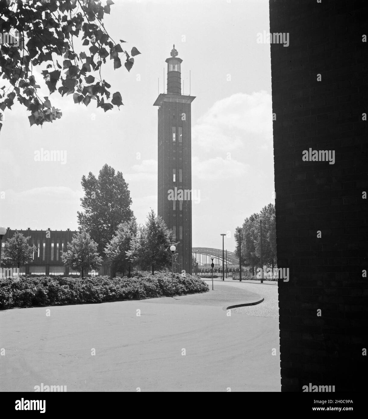 Blick zum Messeturm und die Hohenzollernbrücke in Köln, 1930er Jahre. View to the fair tower and the Hohenzollernbruecke in Cologne, 1930s. Stock Photo