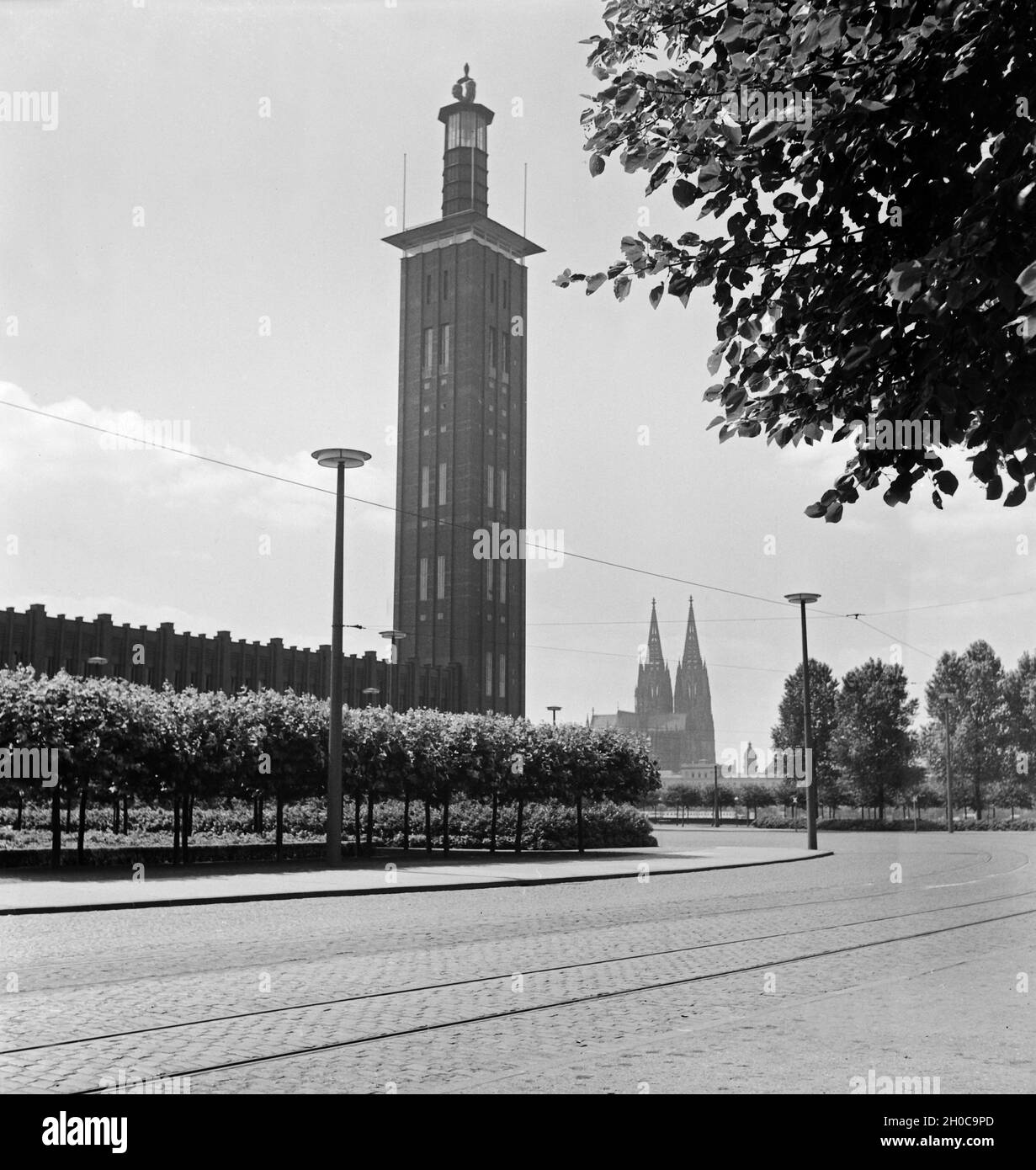 Blick auf den Messeturm und den Dom in Köln, 1930er Jahre. View to the fair tower and the Cologne cathedral, 1930s. Stock Photo