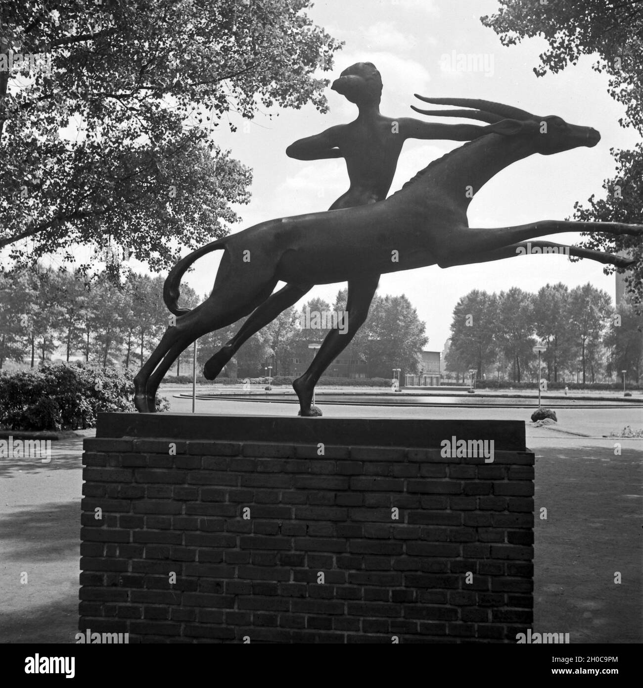 Eine Statue im Rheinpark in Köln zeigt Gottin Diana und einen Hirschen, 1930er Jahre. A statue at the Cologne Rheinpark shows goddess Diana with a deer, 1930s. Stock Photo
