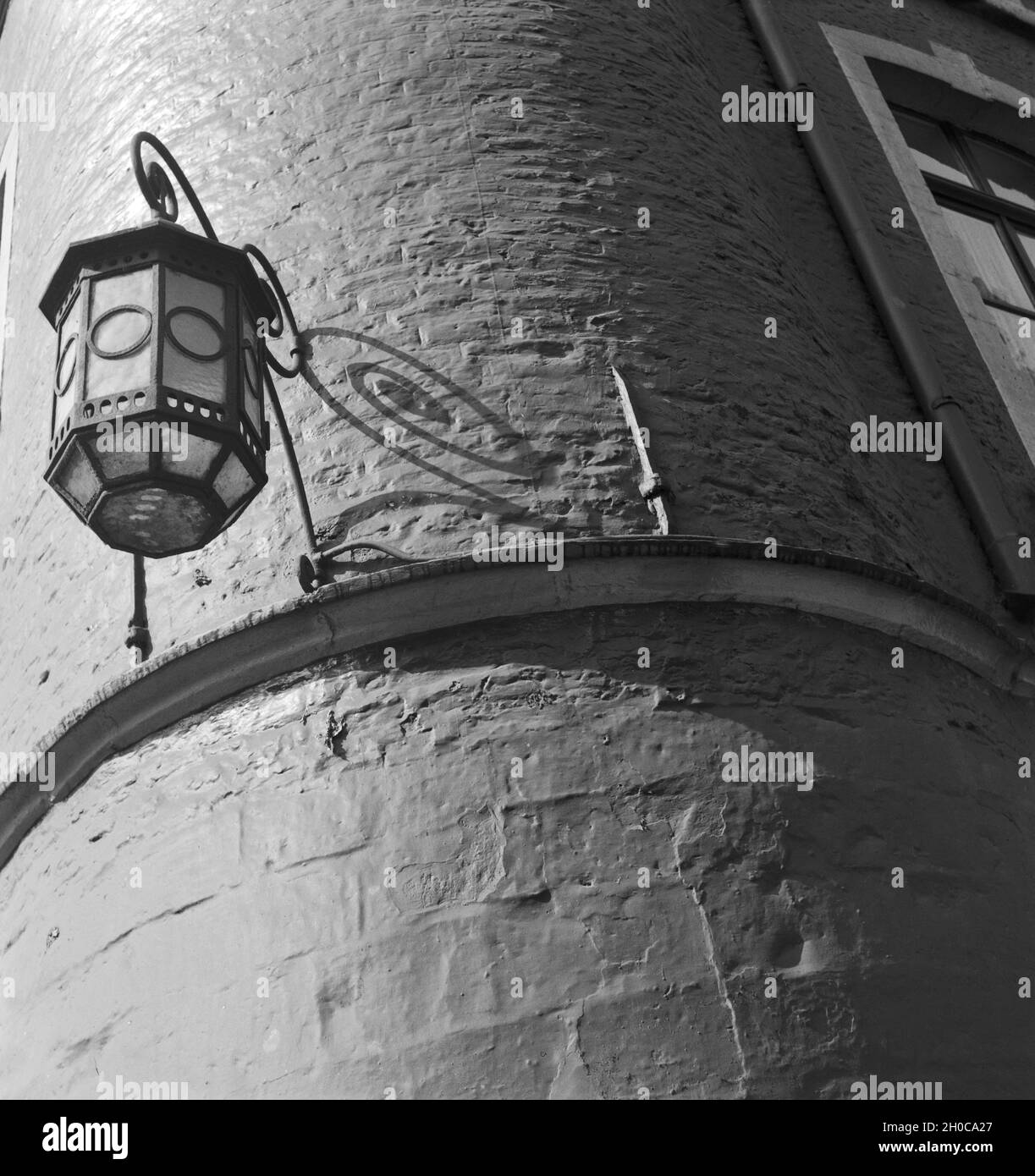 Straßenlaterne an einem Eckhaus auf dem Hühnermarkt in Aachen, Deutschland 1930er Jahre. Street light on a corner house at Huehnermarkt square in Aachen, Germany 1930s. Stock Photo