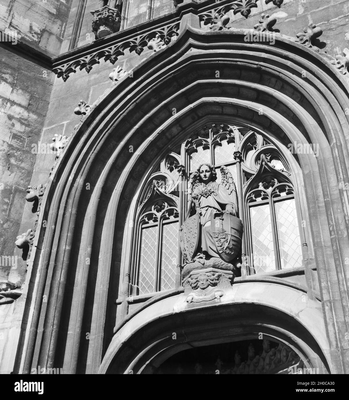 Detail am Portal des Kaiserdomes zu Aachen, Deutschland 1930er Jahre. Detail at the church gate of the Kaiserdom cathedral at Aachen, Germany 1930s. Stock Photo