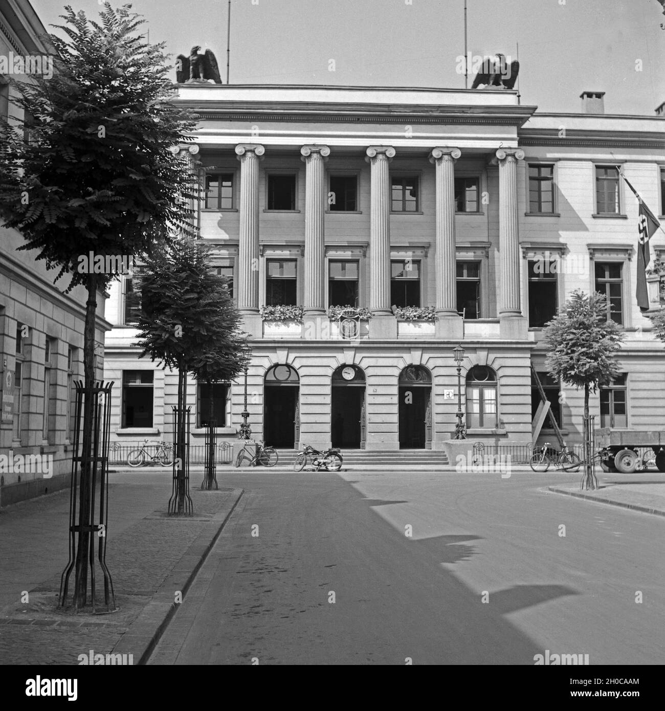 Das Rathaus in Krefeld, Deutschland 1930er Jahre. Krefeld city hall, Germany 1930s. Stock Photo
