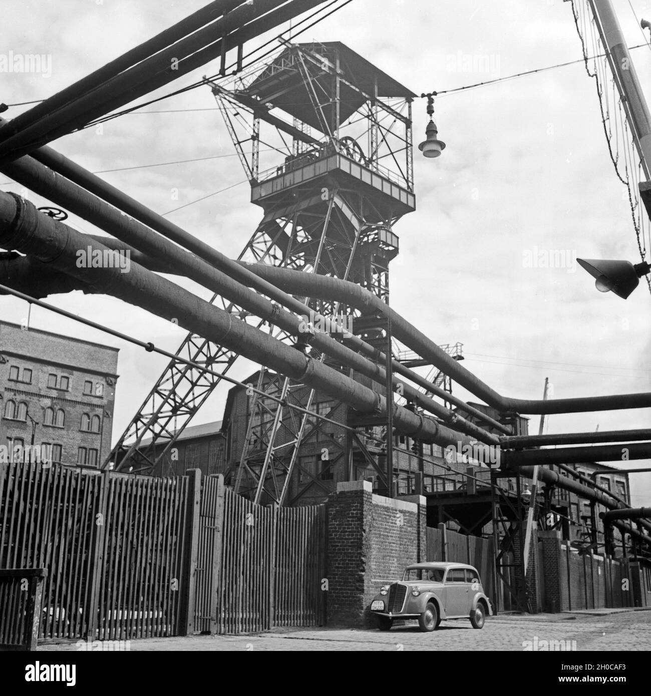 Förderturm der Krupp Gußstahlfabrik in Essen, Deutschland 1930er Jahre. Headgear of the Krupp cast steel works at Essen, Germany 1930s. Stock Photo