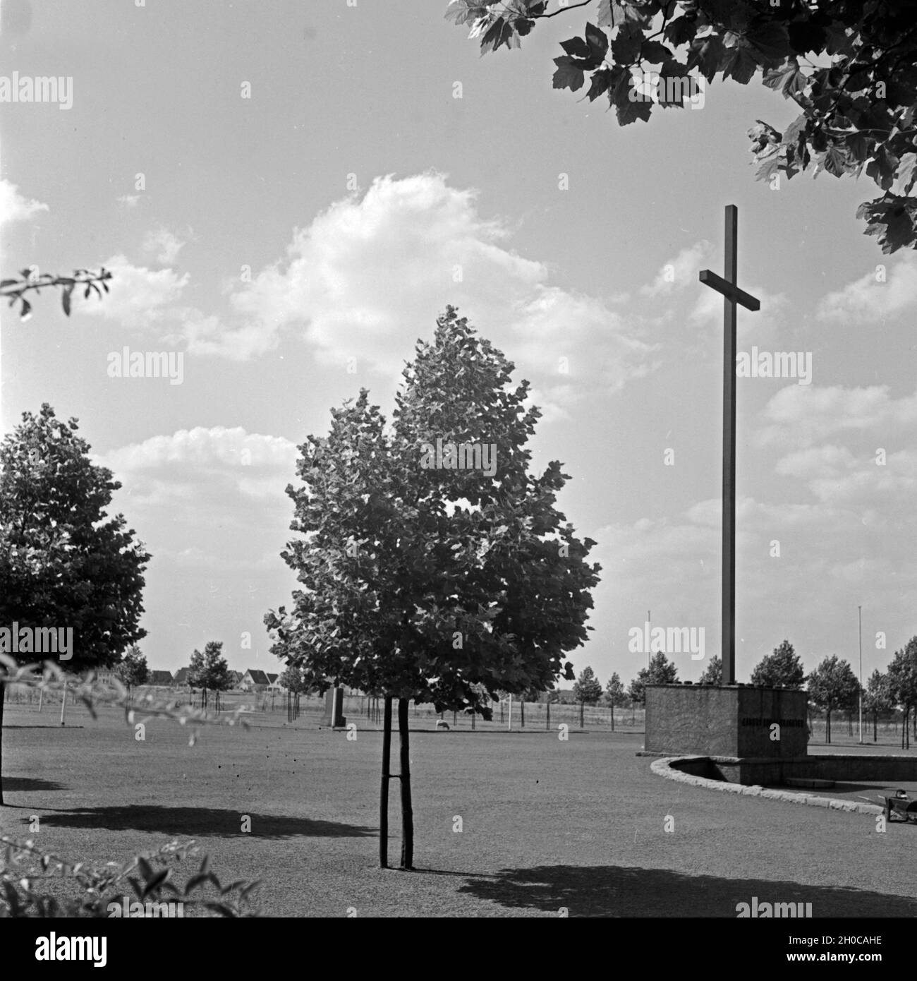 Das Schlegeter Denkmal auf der Golzheimer Heide bei Düsseldorf, Deutschland 1930er Jahre. Schlageter monument at Golzheimer Heide near Duesseldorf, Germany 1930s. Stock Photo
