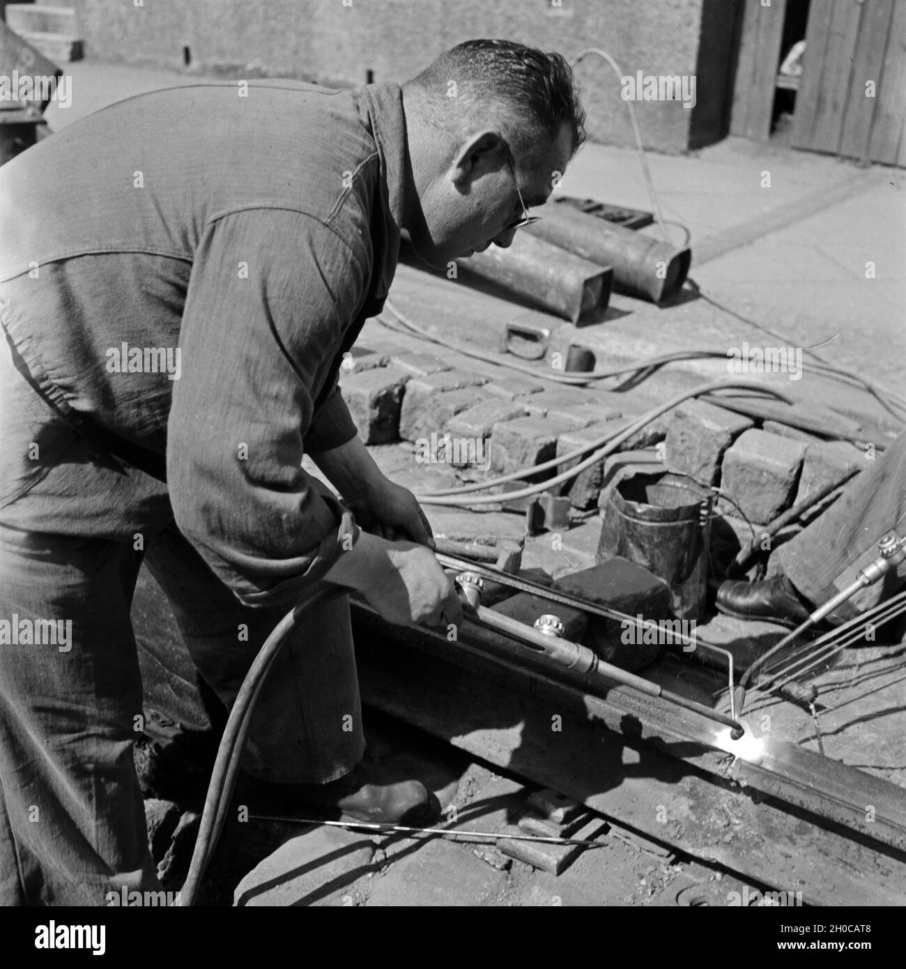 Man welding 1930s hi-res stock photography and images - Alamy