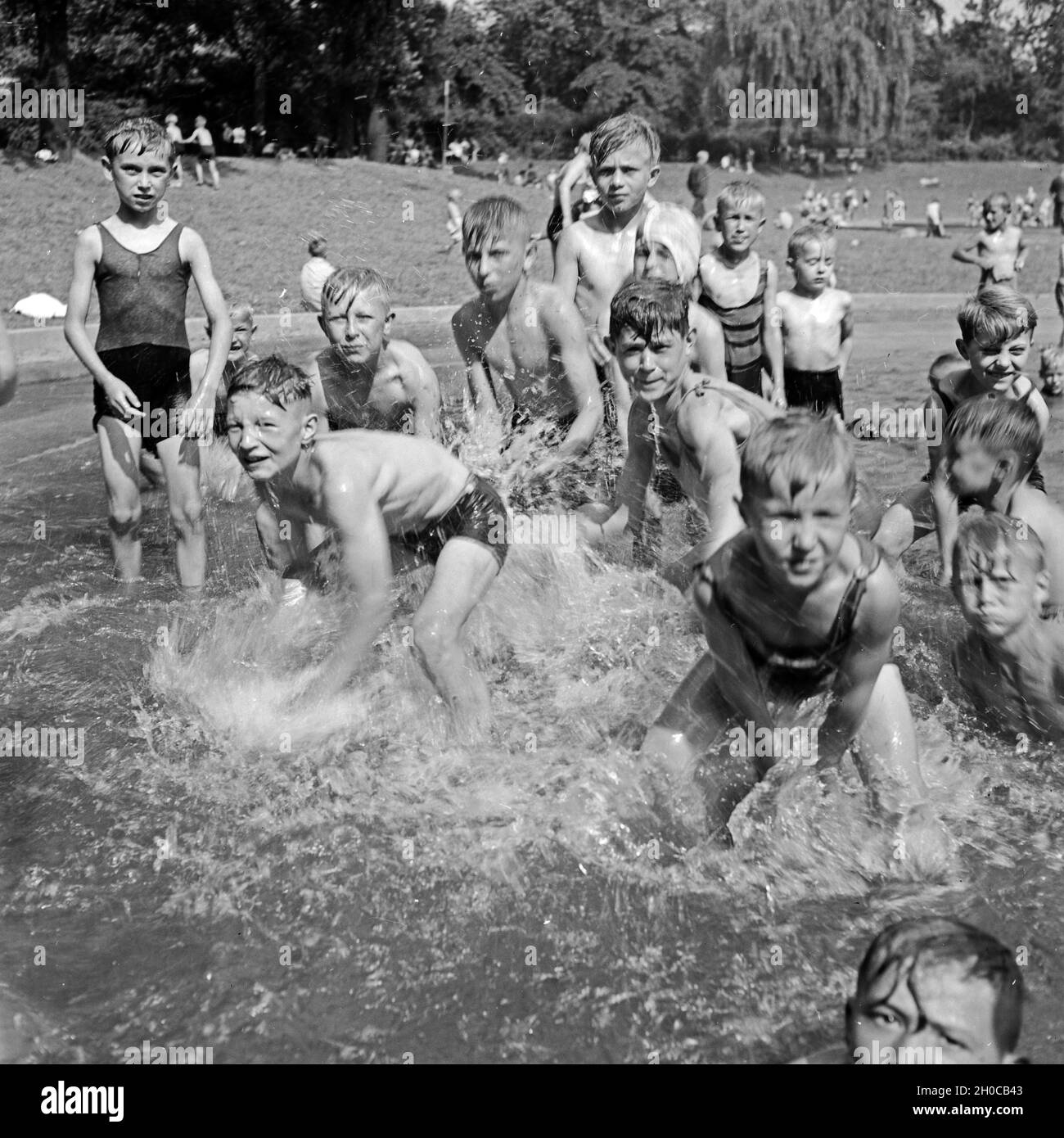 Kinder in einem Schwimmbad in Gelsenkirchen, Deutschland 1930er Jahre