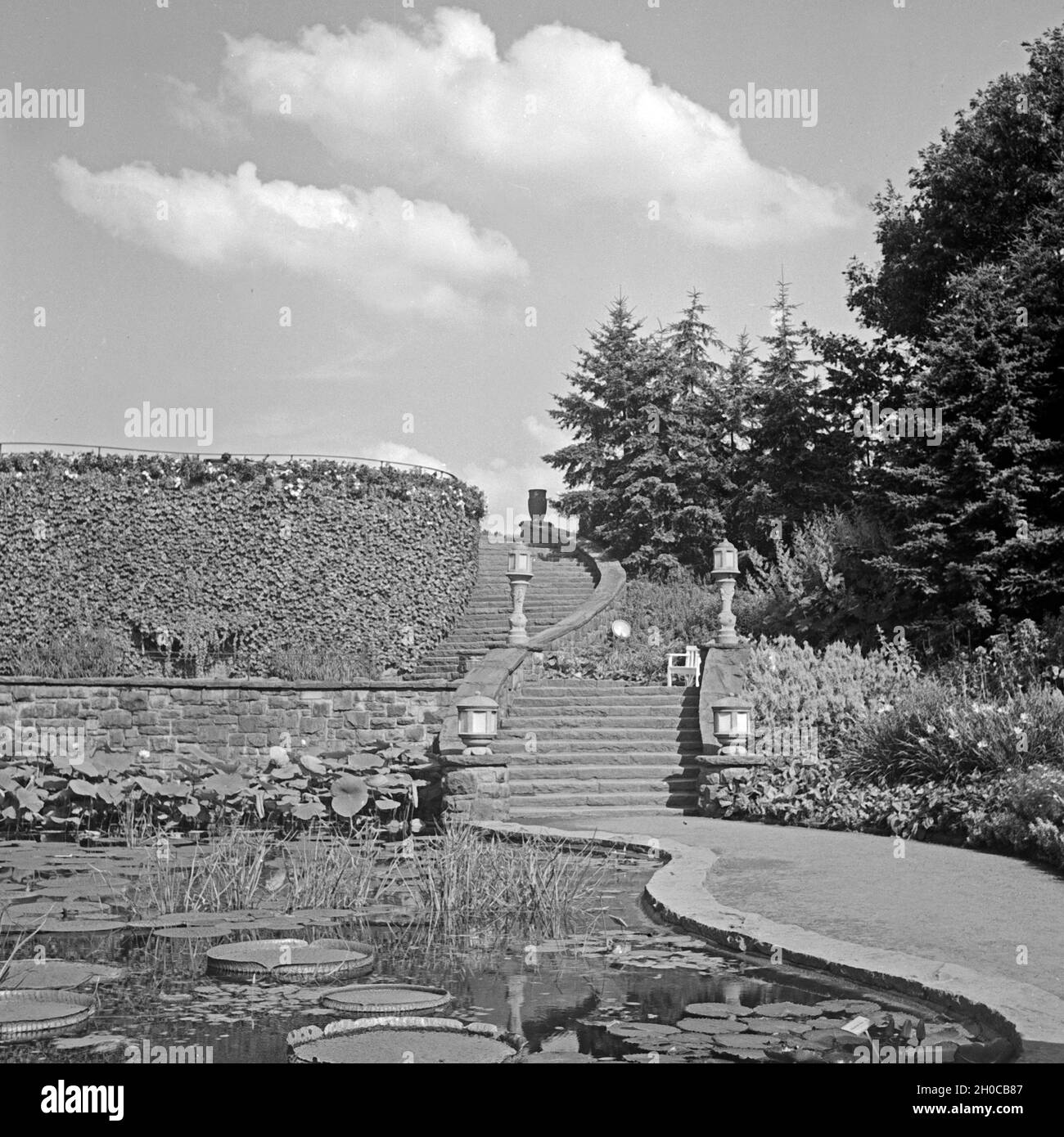 Idylle im Grugapark in Essen, Deutschland 1930er Jahre. Idyll at Grugapark gardens at Essen, Germany 1930s. Stock Photo