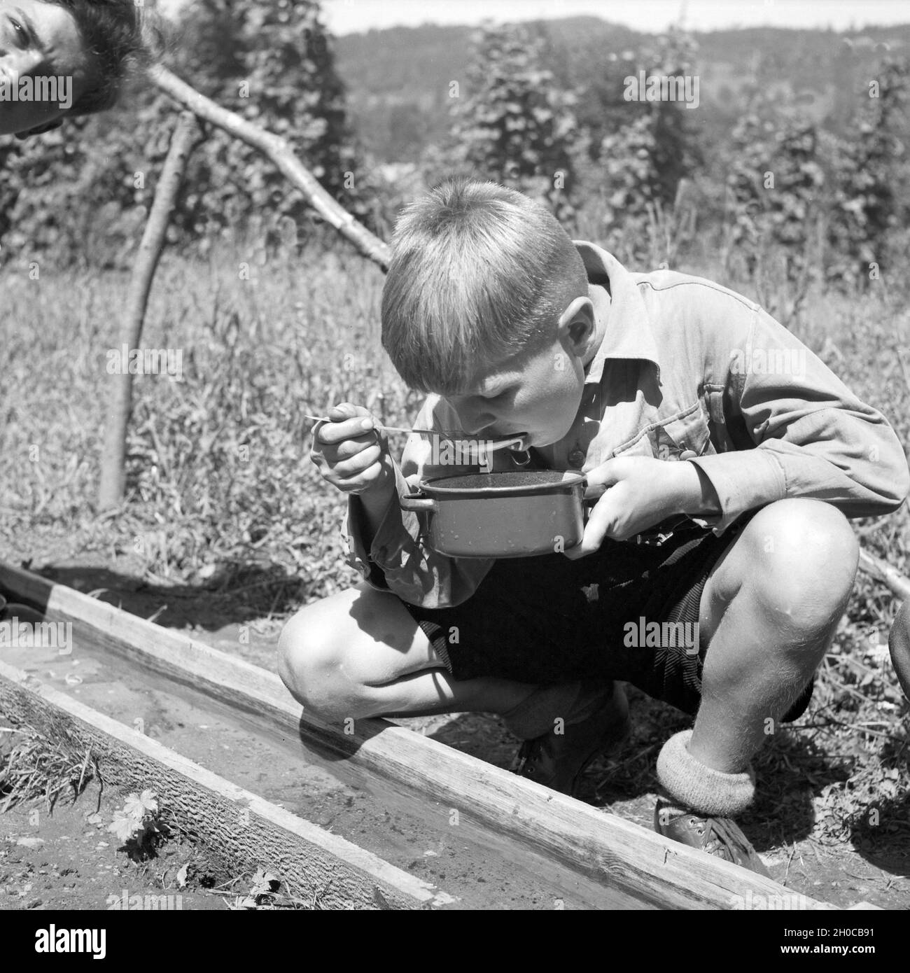 Hitlerjungen löschen ihren Durst an einem Brunnen in der Nähe von Spitz in Niederösterreich, Österreich 1930er Jahre. Hitler youths drinking from a well at Spitz, Lower Austria, Austria 1930s. Stock Photo