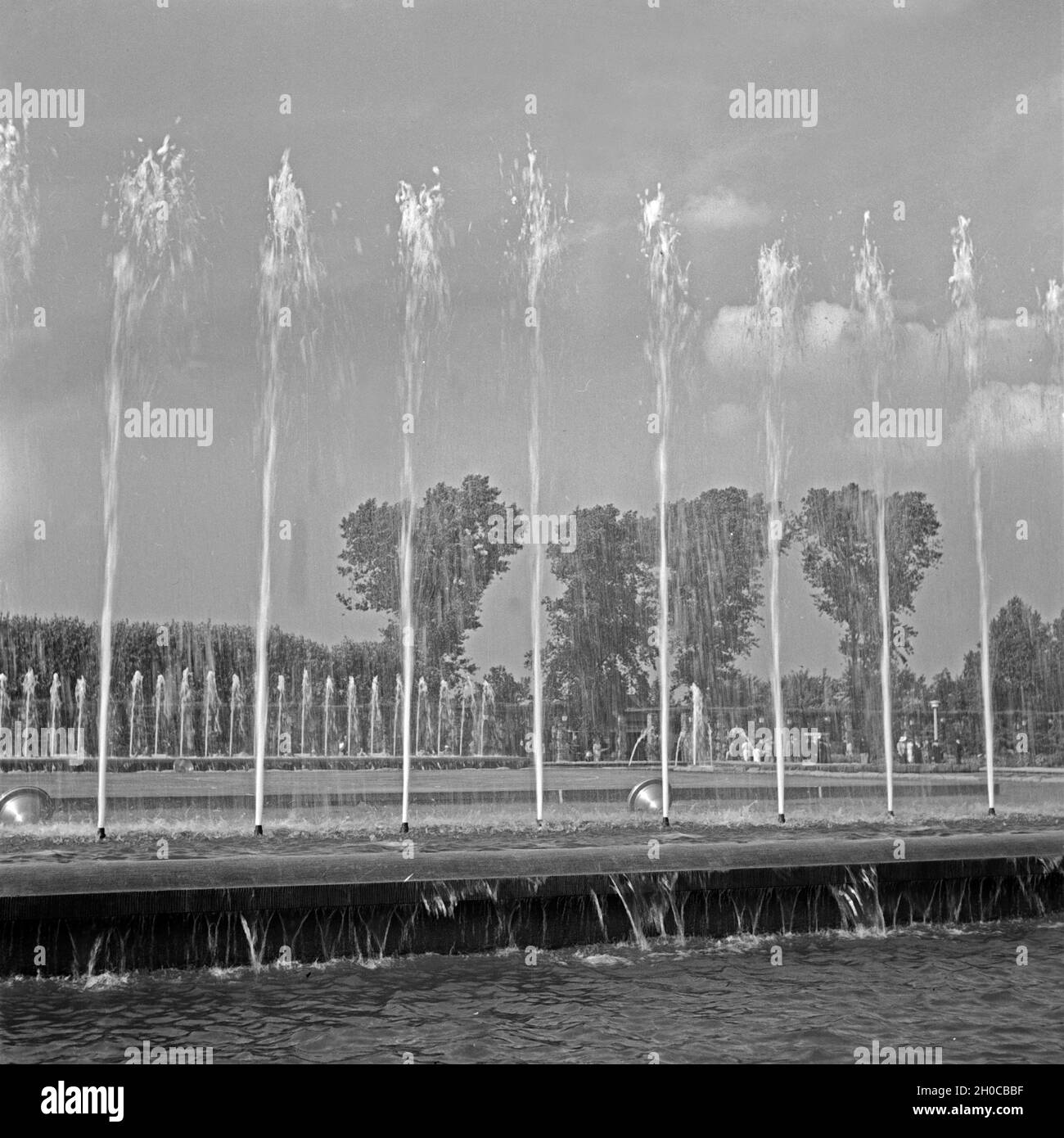 Wasserspiele im Grugapark in Essen, Deutschland 1930er Jahre. Trick fountains at Grugapark gardens in the city of Essen, Germany 1930s. Stock Photo