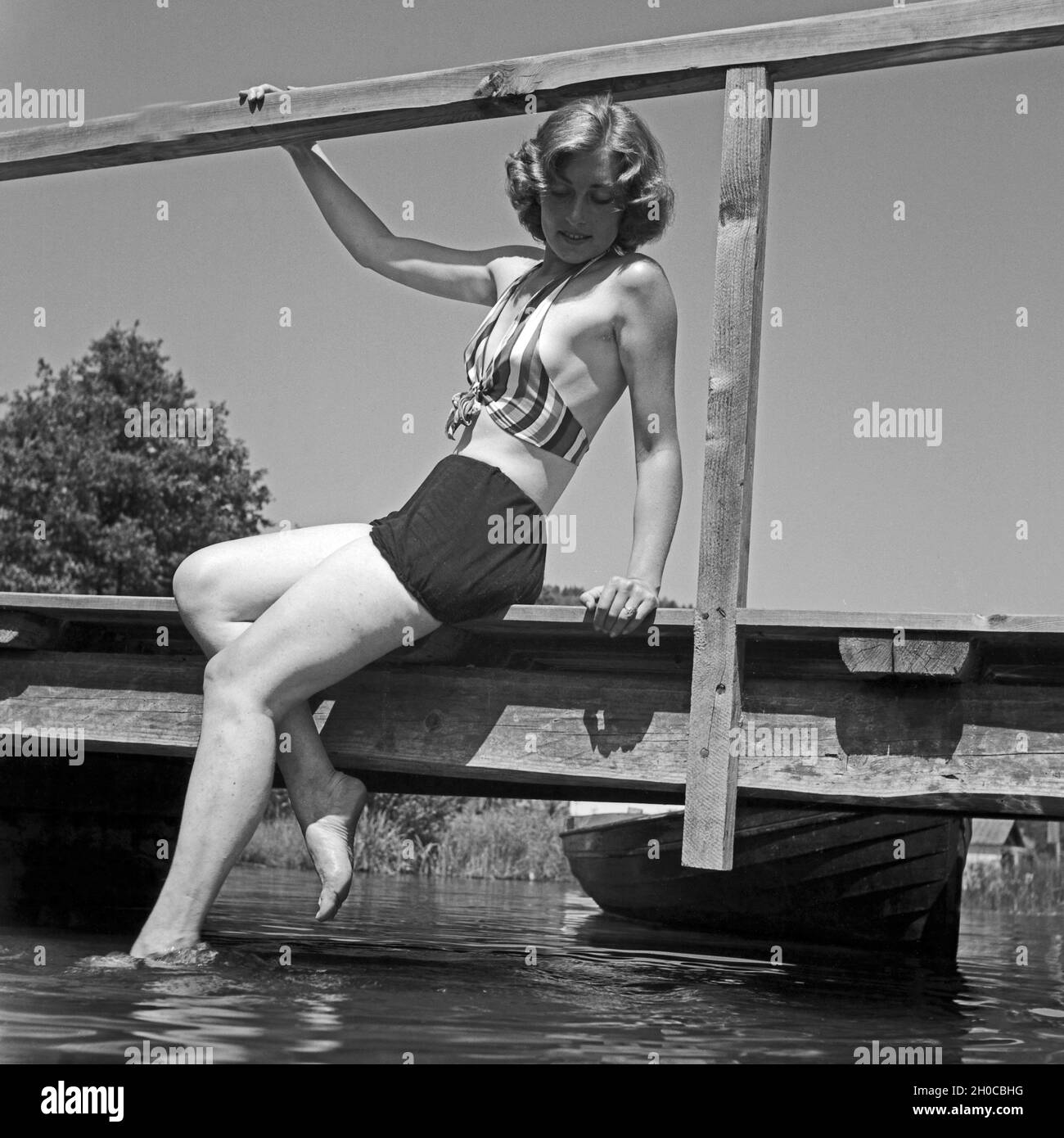 Woman wearing swimsuit Black and White Stock Photos & Images - Alamy