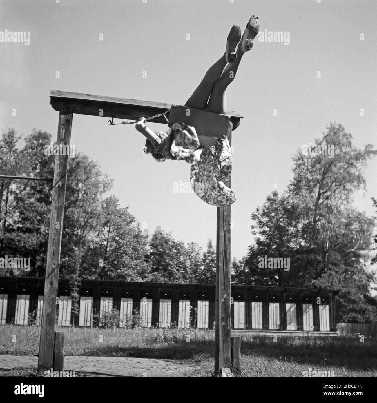 Eine junge Frau sitzt auf einer Schaukel, Österreich 1930er Jahre. A young  woman sitting on a swing, Austria 1930s Stock Photo - Alamy