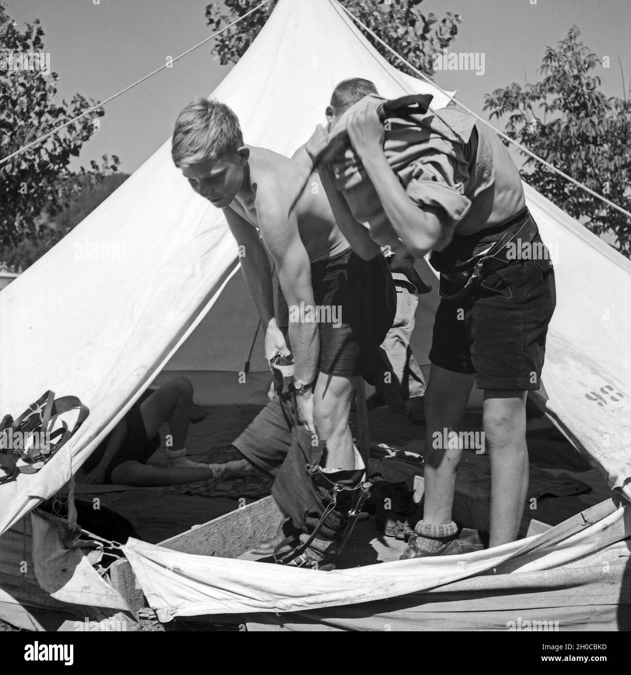 Schnelles Umziehen ist angesagt im Hitlerjugend Lager, Österreich 1930s. Quick changing of clothes at the Hitler youth camp, Austriam 1930s. Stock Photo