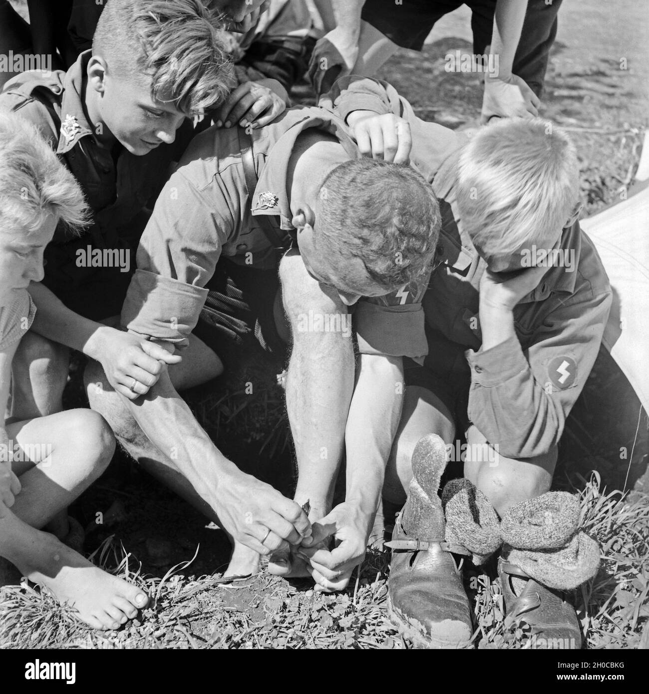Auch harte Jungs müssen sich der Fußpflege unterziehen im Hitlerjugend Lager, Österreich 1930er Jahre. Even tough boys have to do foot care at the Hitler youth camp, Austria 1930s. Stock Photo