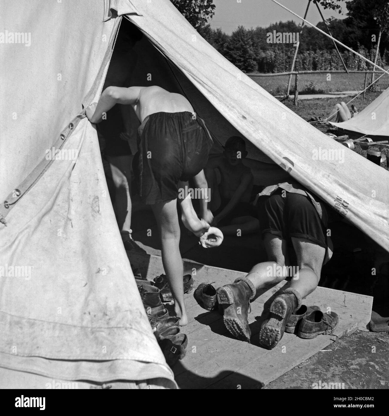 Im Lager der Hitlerjugend-Kompanie aus Franken im Zelt, wo die Schuhe gelagert werden, Österreich 1930er Jahre. At the Hitler youth camp: tent where shoes are stored, Austria 1930s. Stock Photo