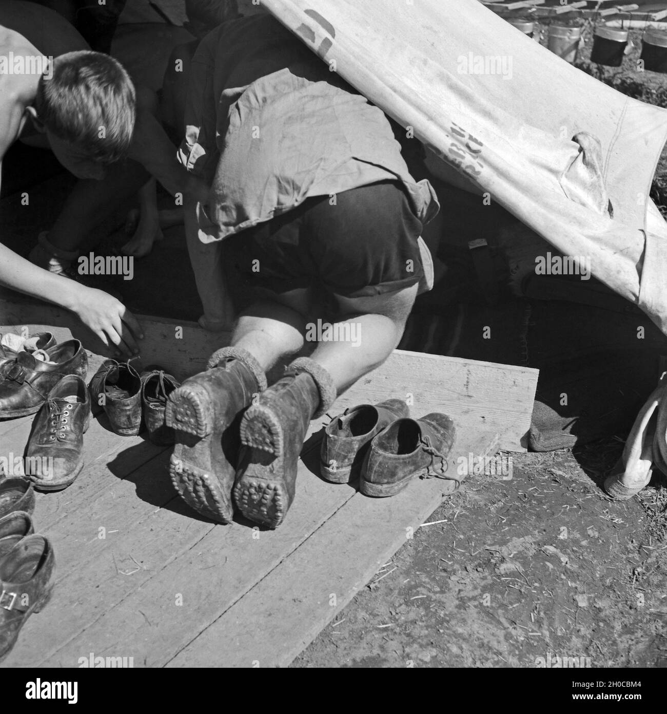 Im Lager der Hitlerjugend-Kompanie aus Franken im Zelt, wo die Schuhe gelagert werden, Österreich 1930er Jahre. At the Hitler youth camp: tent where shoes are stored, Austria 1930s. Stock Photo