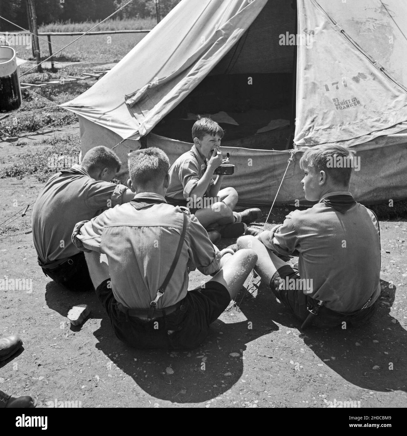 Mittagspause und Essen fassen im Hitlerjugend Lager, Österreich 1930s. Lunch break at the Hitler youth camp, Austria 1930s. Stock Photo