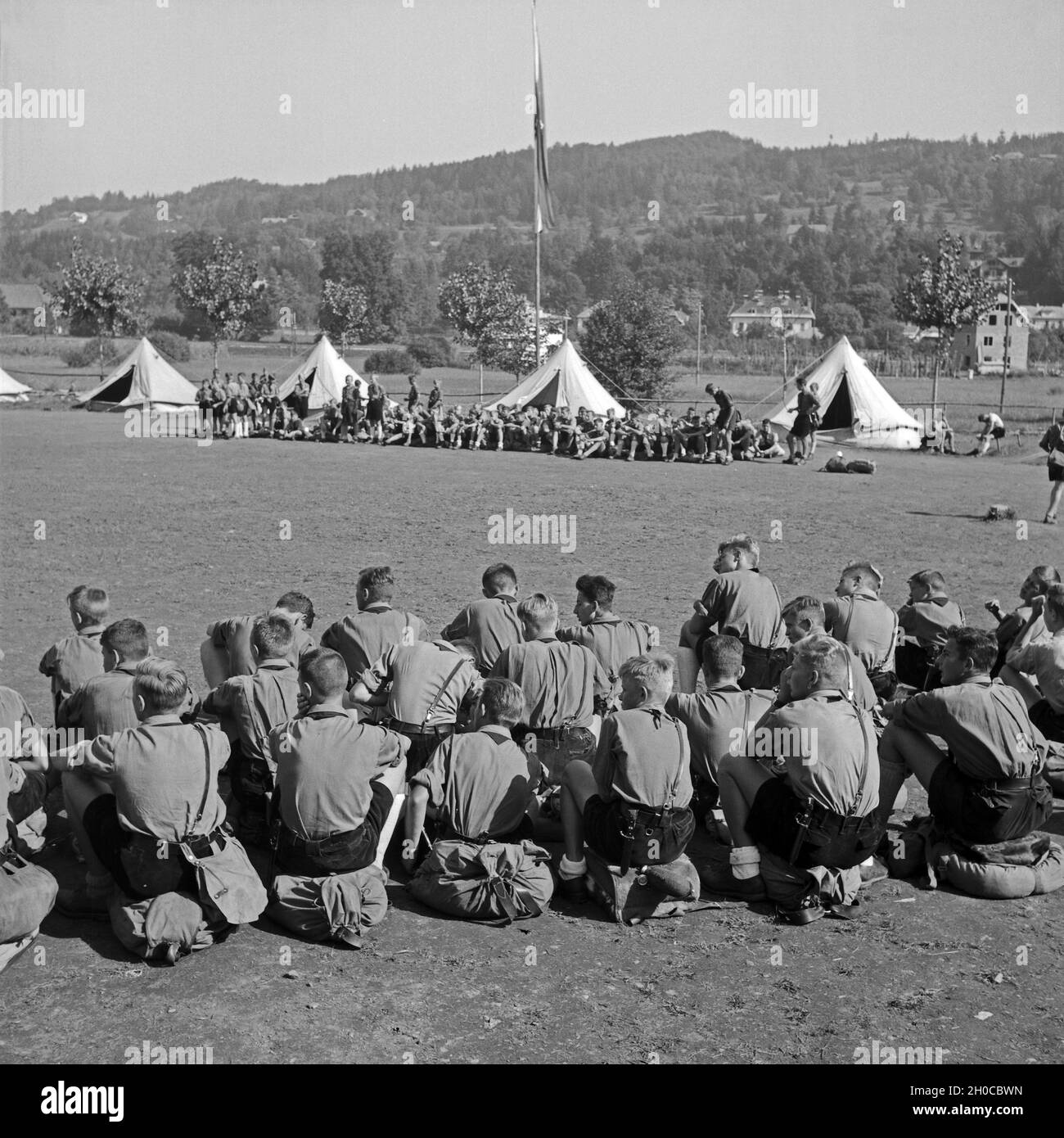 Hitlerjungen haben Marschbereitschaft hergestellt im Hitlerjugend Lager, Österreich 1930er Jahre. Hitler youths, ready to march off of the Hitler youth camp, Austria 1930s. Stock Photo