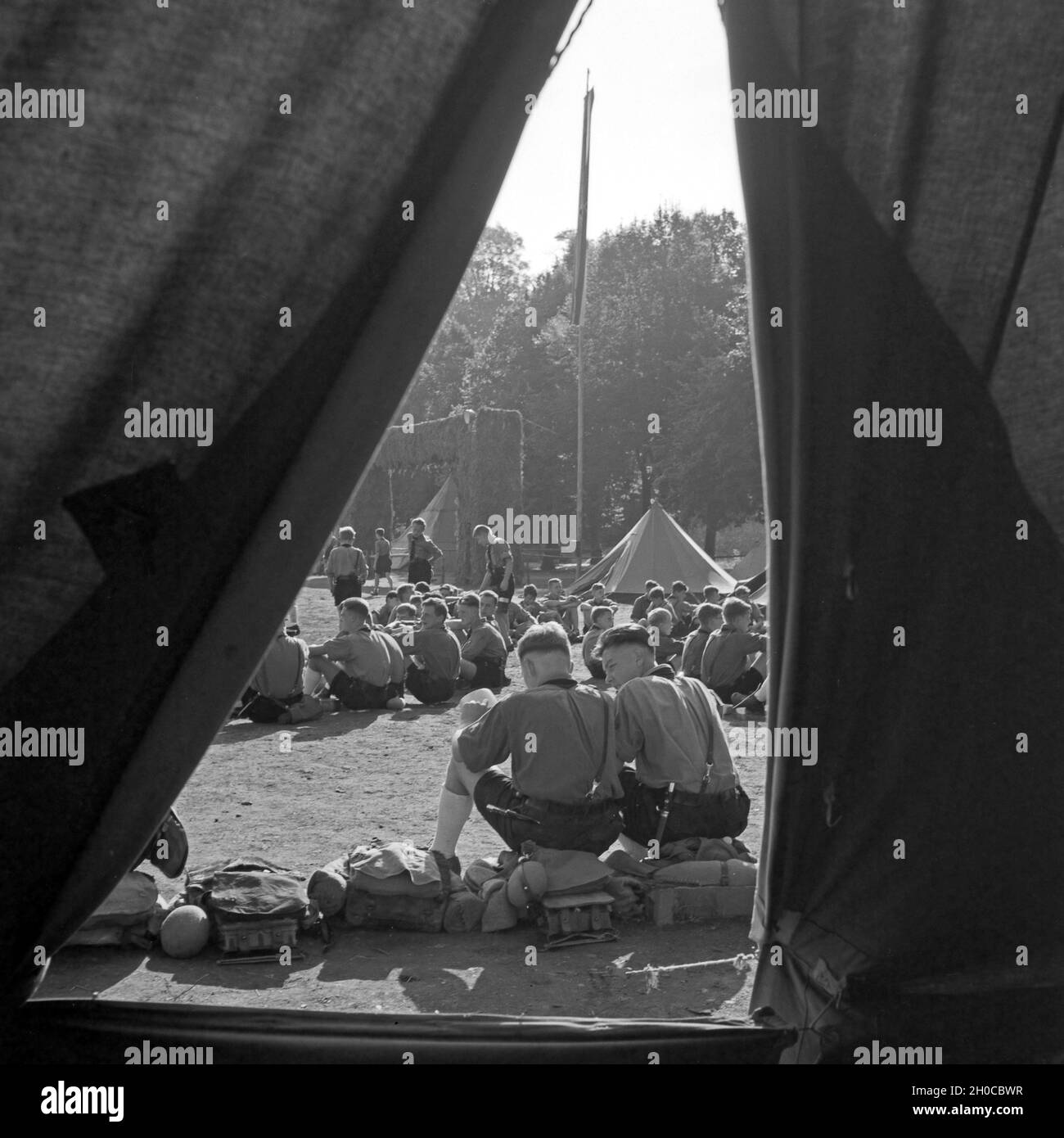 Hitlerjungen, aus einem Zelt heraus fotografiert, haben Marschbereitschaft hergestellt im Hitlerjugend Lager, Österreich 1930er Jahre. Hitler youths, seen from a tent, ready to march off of the Hitler youth camp, Austria 1930s. Stock Photo