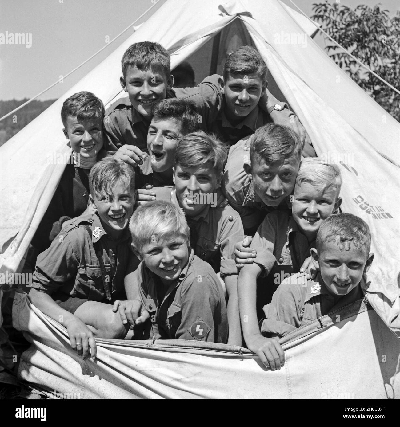 Die Belegung eines Gruppenzeltes im Hitlerjugend Lager besteht aus zehn Hitlerjungen, Österreich 1930er Jahre. The occupnacy of a tent at the Hitler youth camp consists of ten boys, Austria 1930s. Stock Photo