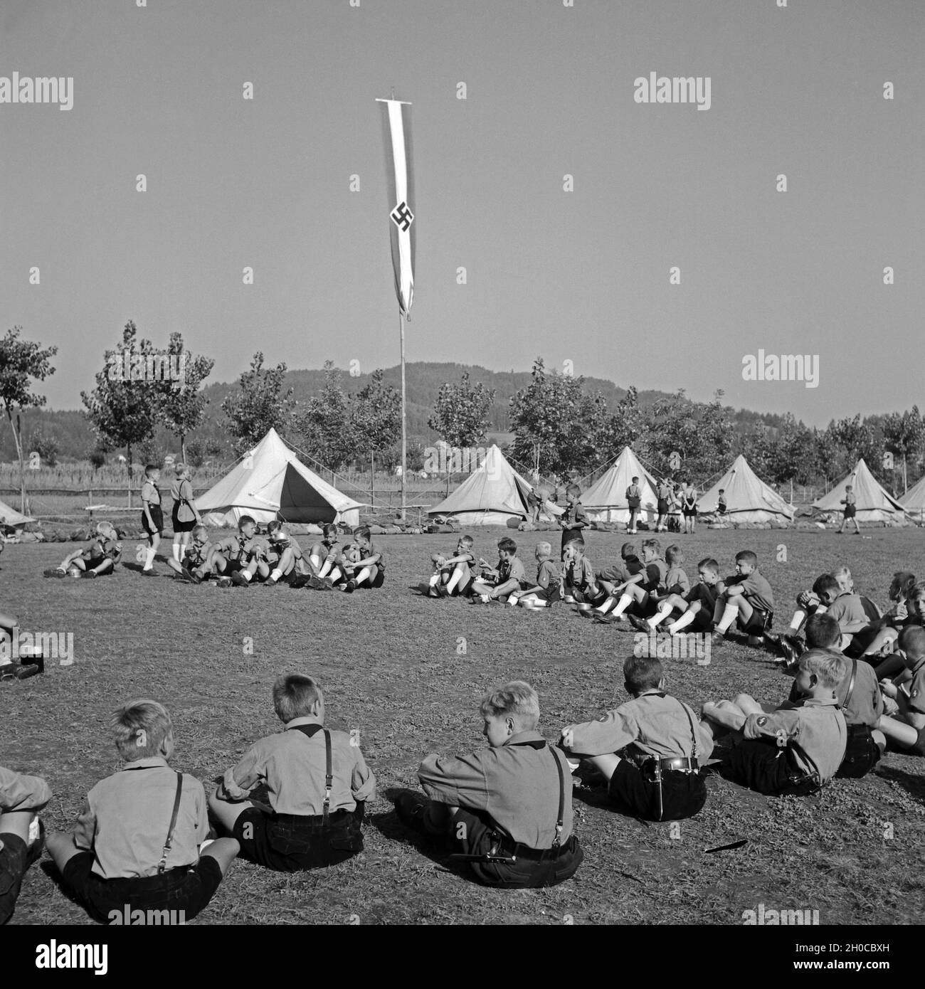 Hitlerjungen sitzen im Kreis im Hitlerjugend Lager, Österreich 1930er Jahre. Hitler youths sitting in a circle at the Hitler youth camp, Austria 1930s. Stock Photo