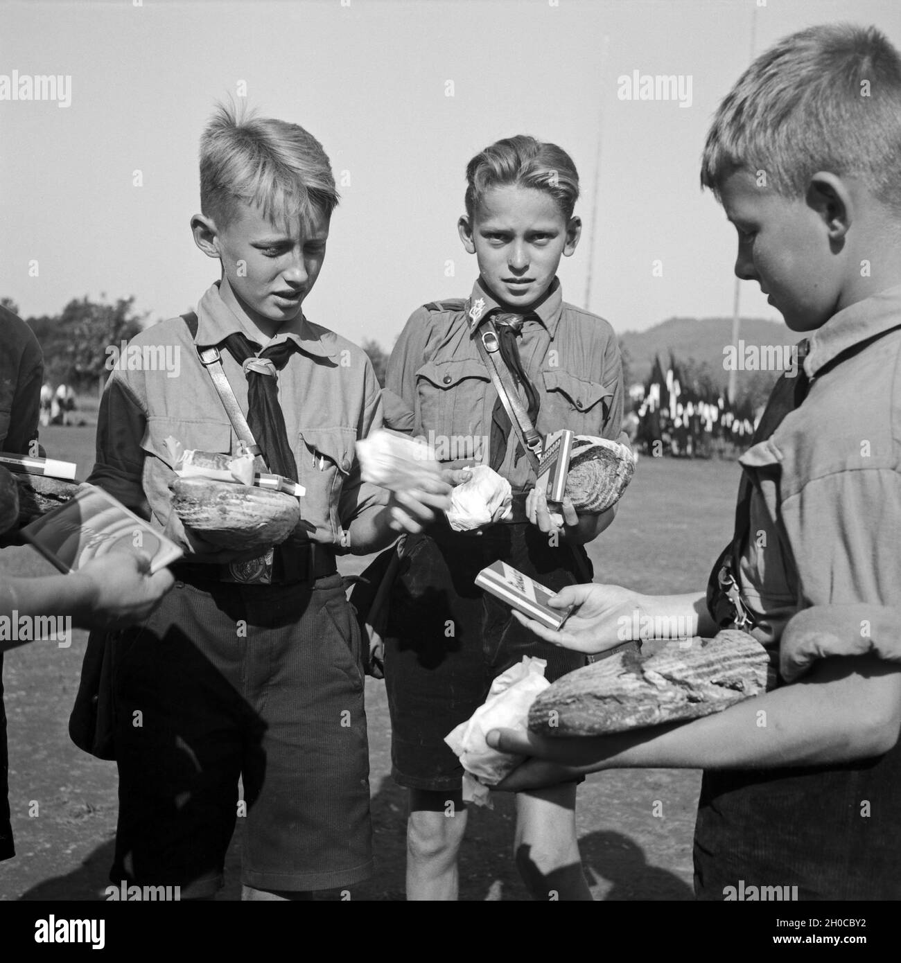 Hitlerjungen bei der Brotausgabe im Hitlerjugend Lager, Österreich 1930er Jahre. Hitler youths getting fresh bread and cocoa at the Hitler youth camp, Austria 1930s. Stock Photo