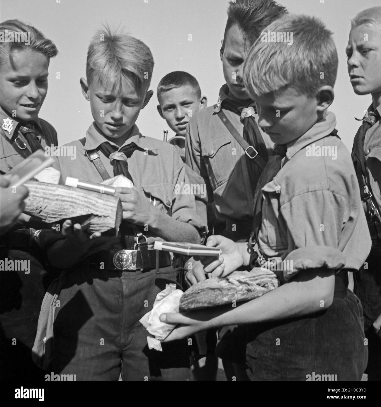Hitlerjungen bei der Brotausgabe im Hitlerjugend Lager, Österreich 1930er Jahre. Hitler youths getting fresh bread and chocolate at the Hitler youth camp, Austria 1930s. Stock Photo