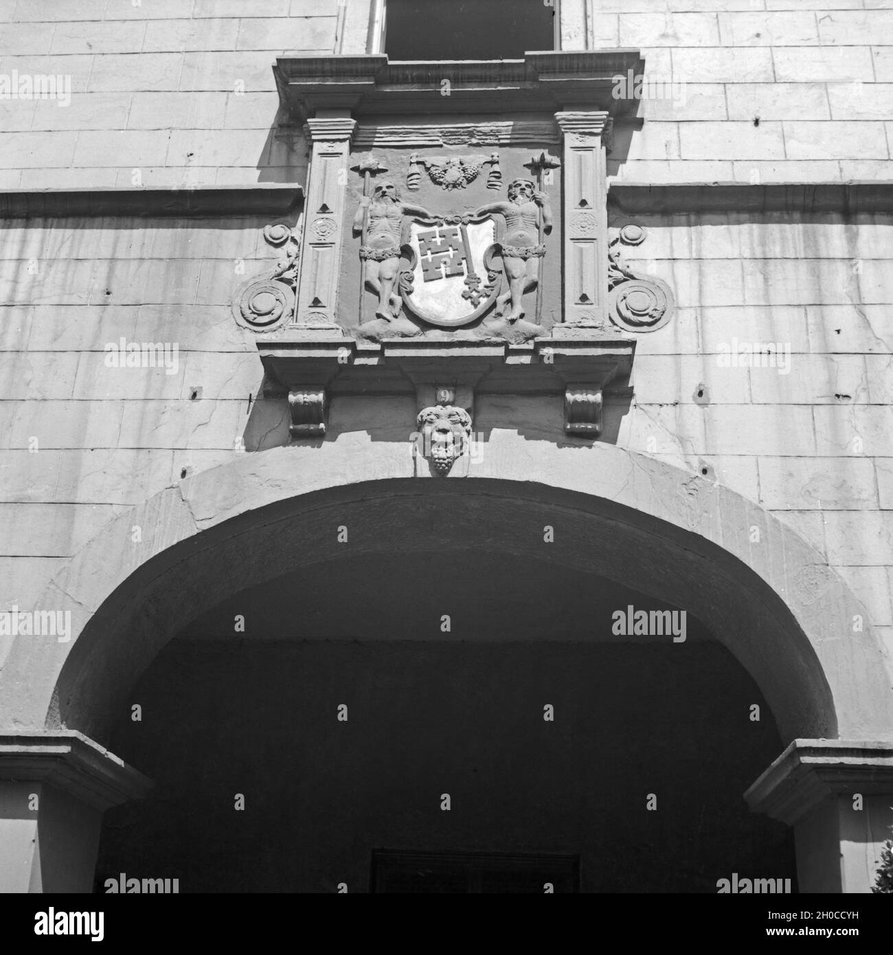 Eingangstor mit dem Stadtwappen von Soest in der Altstadt, Deutschland 1930er Jahre. Entrance gate with the city crest of Soest in the old city, Germany 1930s. Stock Photo